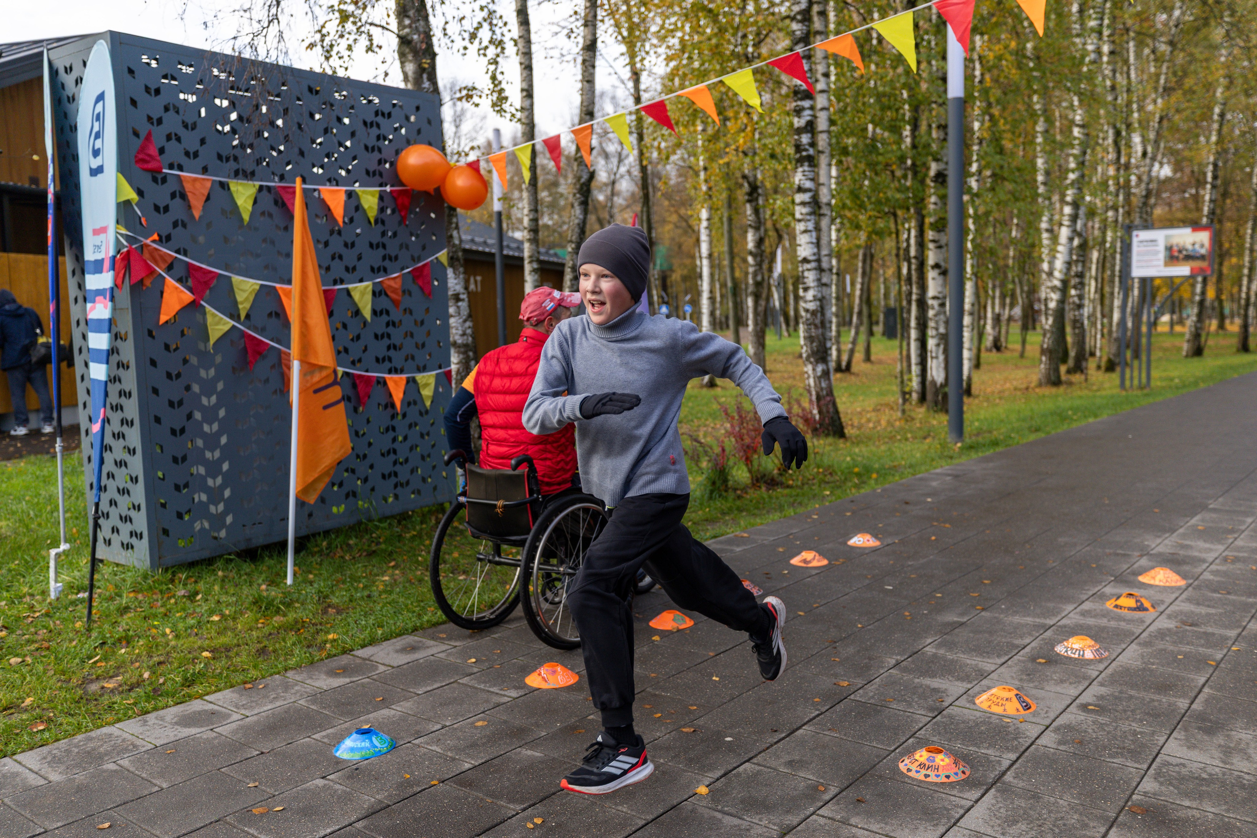 5 вёрст в городском парке Лобня 18.10.25. Фотограф Сергей Ловкий