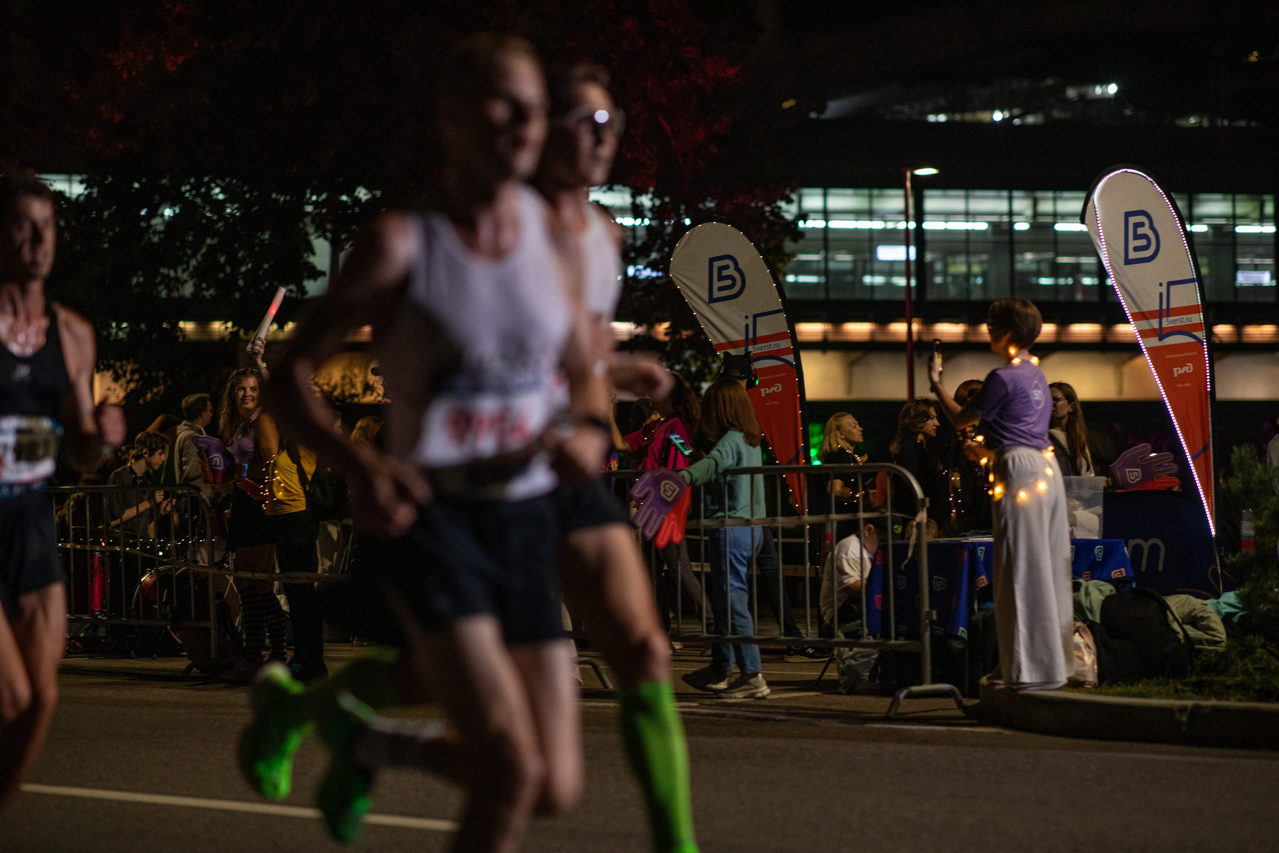 Ночной забег в ленте фотографий бегунов 03.08.24. Фотограф Сергей Ловкий