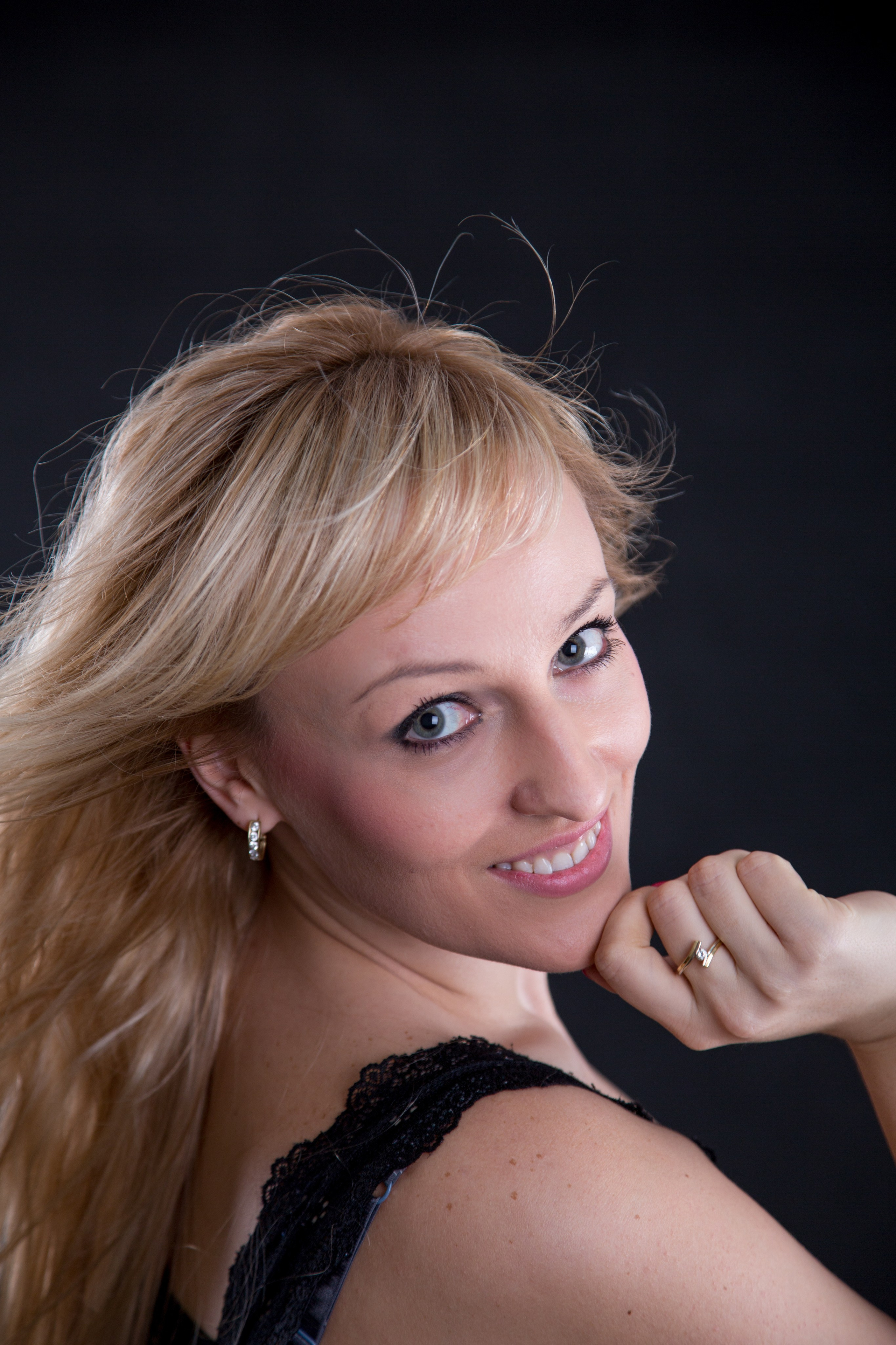 Съемка в студии красивой девушки в Воронеже. Свадебный и семейный фотограф в Воронеже Андрей Валин