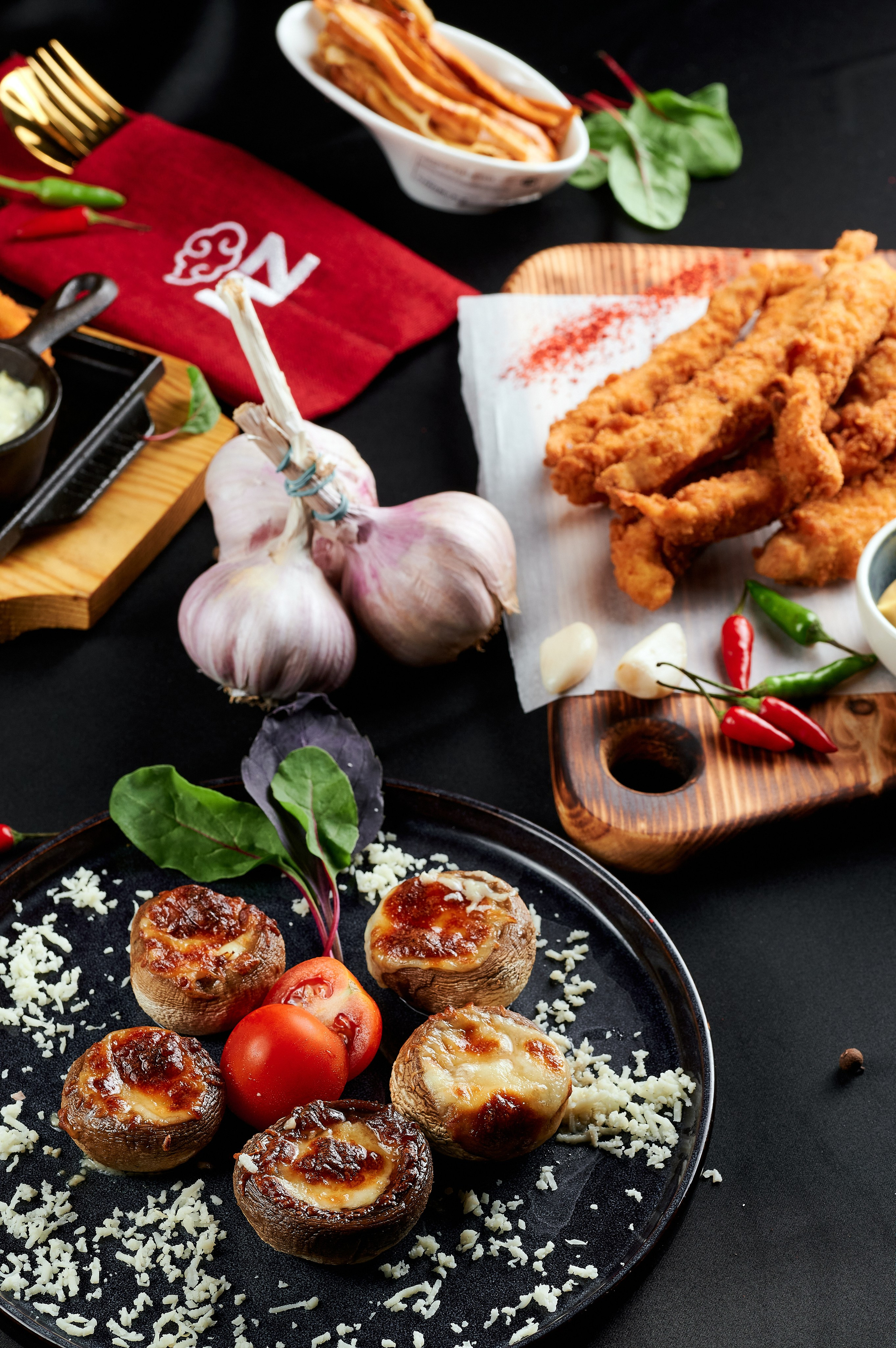 съемка свежего стейка с розмарином на темной деревянной доске