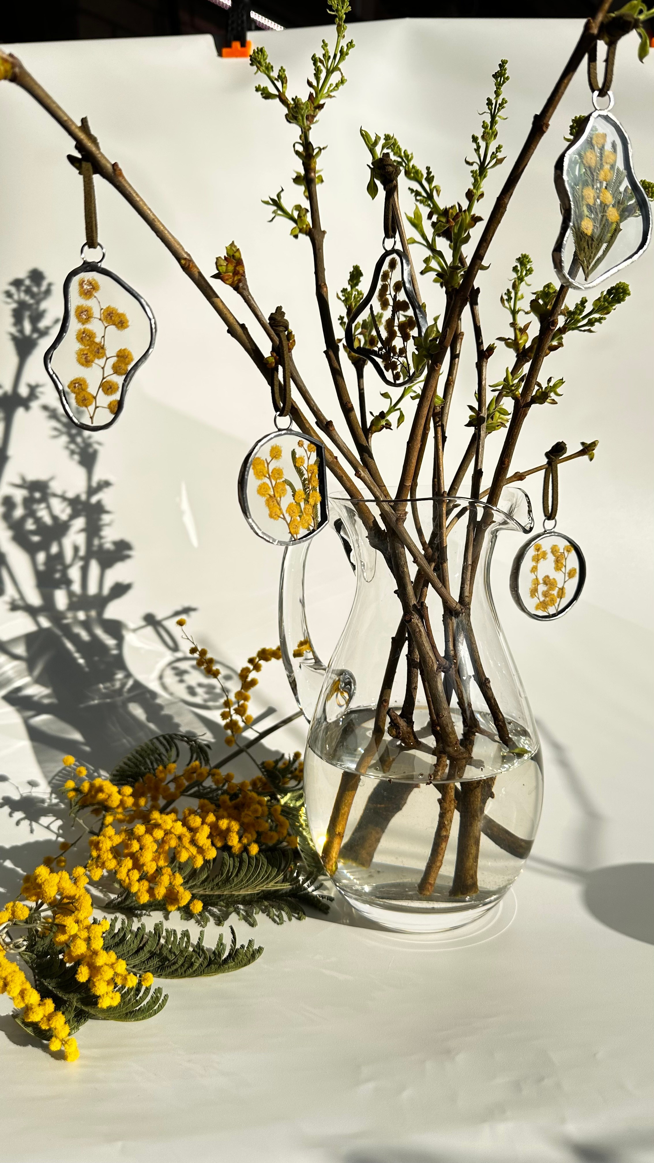 Декор для интерьера (комплект украшений для дома) подвески-игрушки с мимозой в технике тиффани. Гербарий в стекле, интерьерные панно, витражи с сухоцветами в технике тиффани