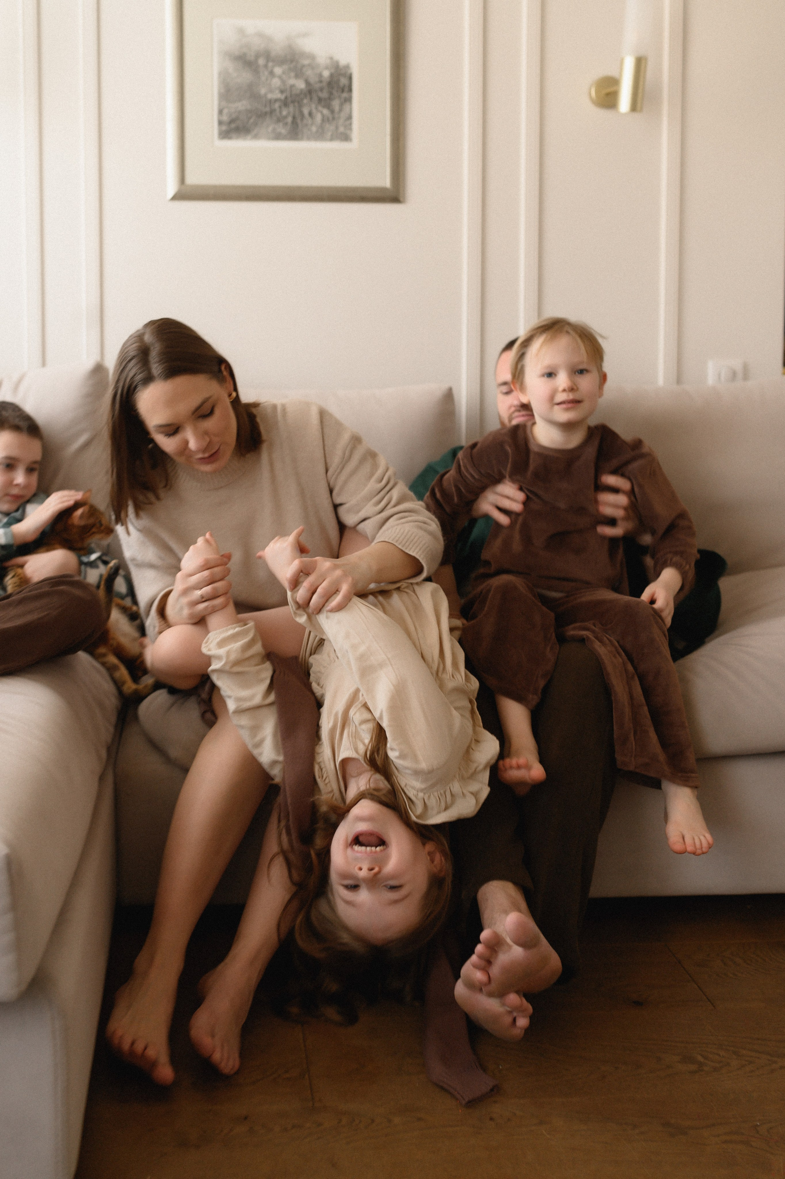 Валентин, Ирина, Евсей, Кира и Агата дома. Семейный и свадебный lifestyle-фотограф в Москве Мария Петрова