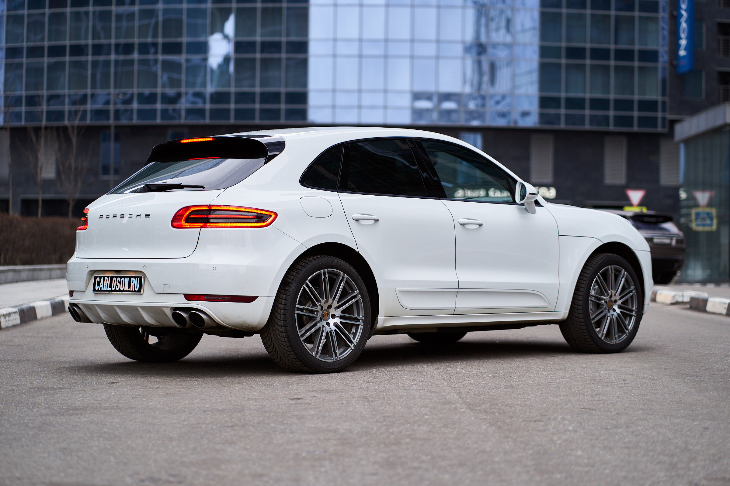 Съемка автомобилей в Москве для бизнеса и личных целей