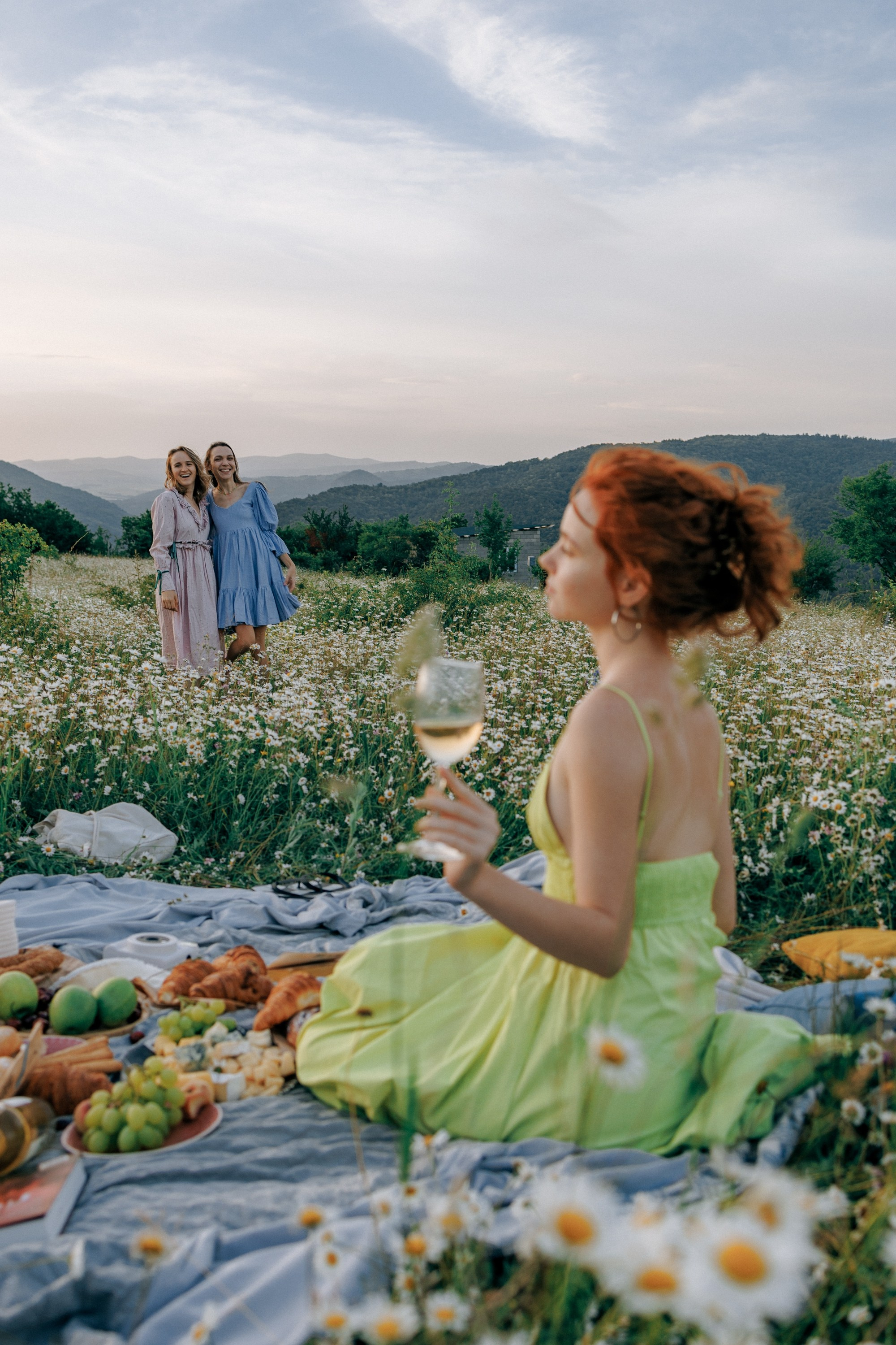 Picnic in the chamomile field in Georgia. Fedor Lemeshko — Destination Wedding and Family Lifestyle photographer