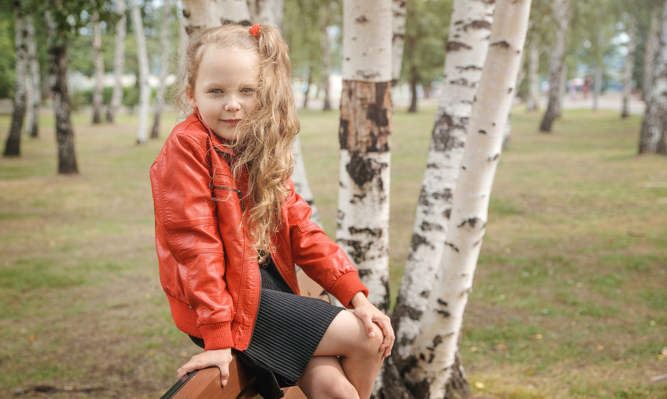 Детская фотосессия летом - девочка сидя на лавочке