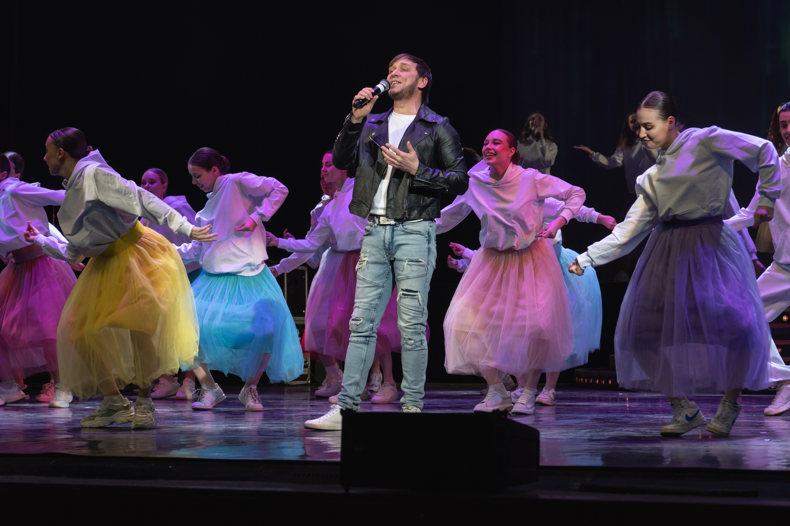 Музыкальный театр. Занимаюсь профессиональной фотографией и живу рядом с Байкалом. Работаю в разных жанрах