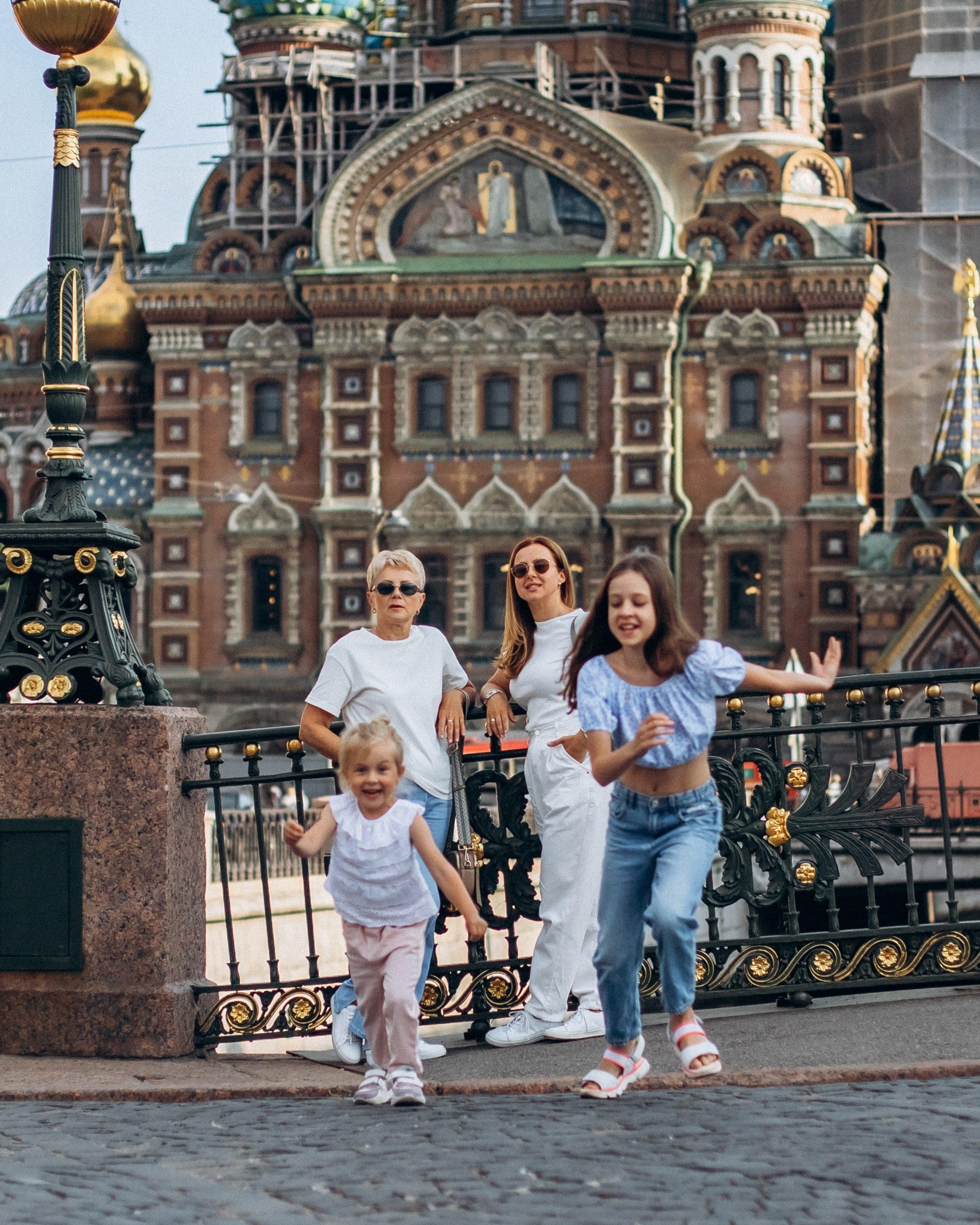 Дарья с семьей в июне. Фотопрогулка в Петербурге. Индивидуальный и семейный фотограф в Санкт-Петербурге