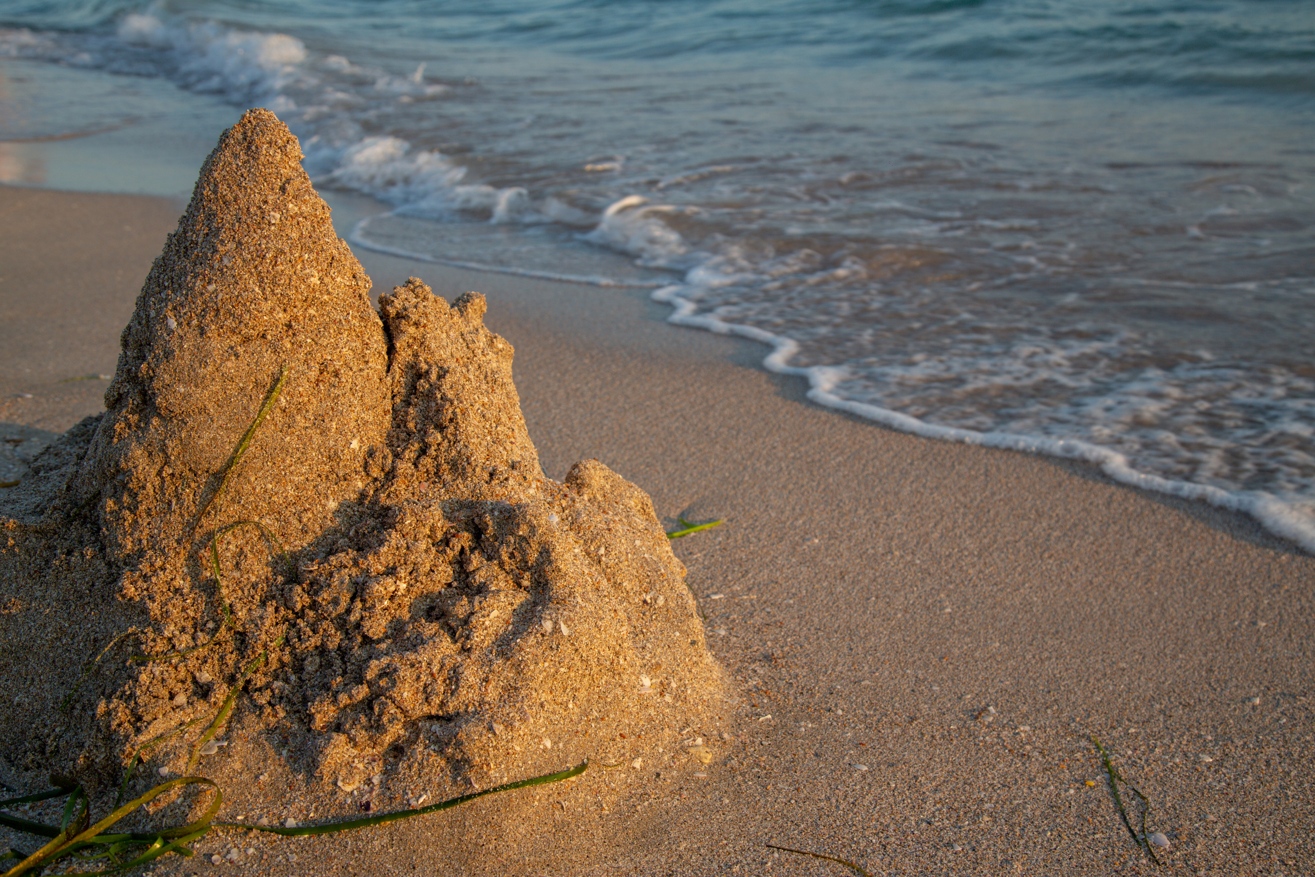 Штормовое. Республика Крым.  Черное море. Закат. Замок из песка.