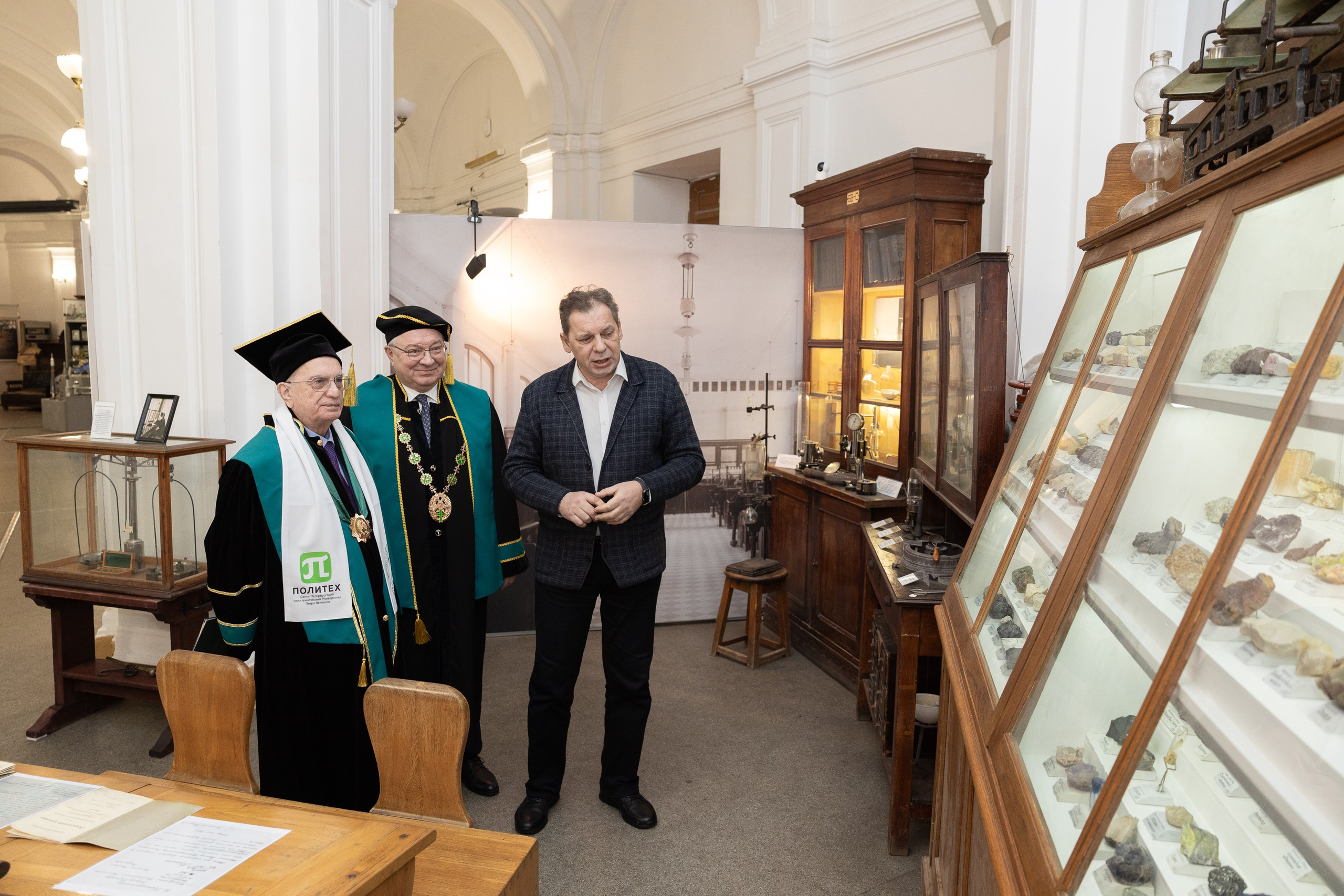 Вручения Мантия Почётного доктора директору Эрмитажа Михаилу Пиотровскому. Cup of Bib