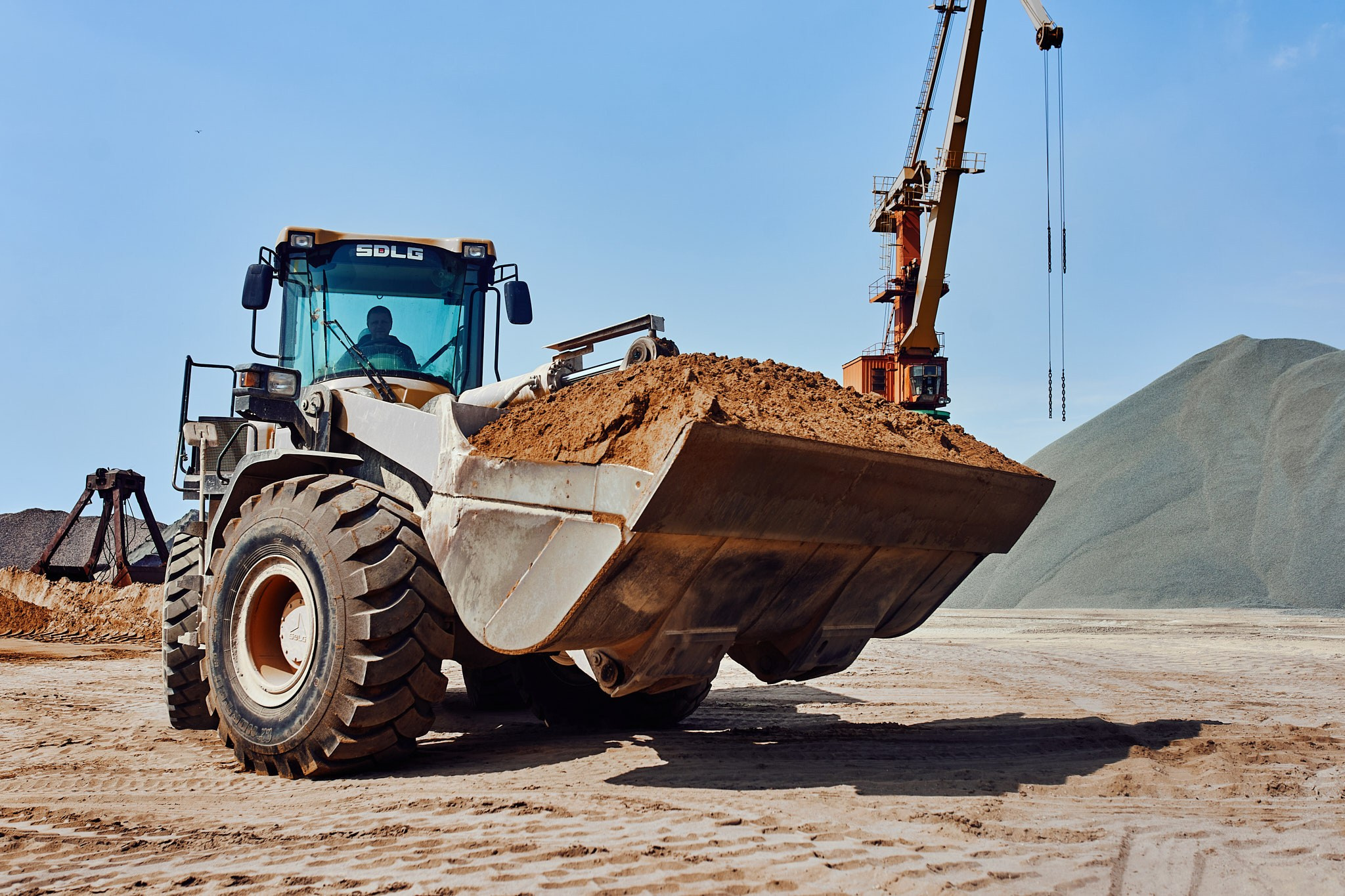 Промышленная зона, погрузка и разгрузка песка