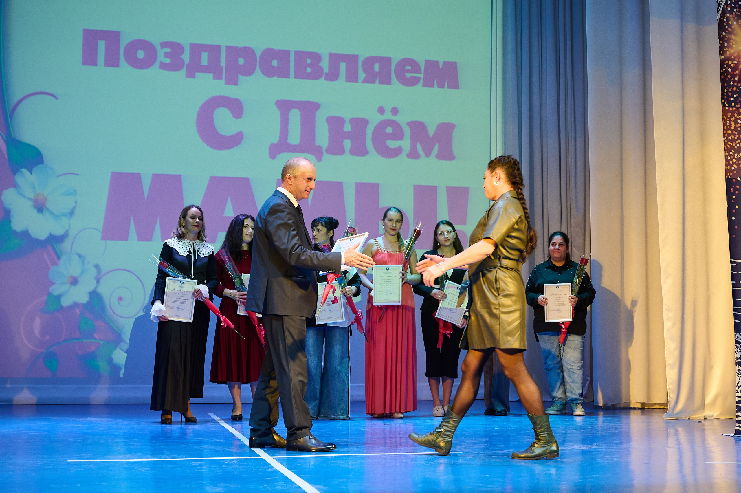 День матери Марьина Роща. Жизнь курорта Кабардинка в фотографиях