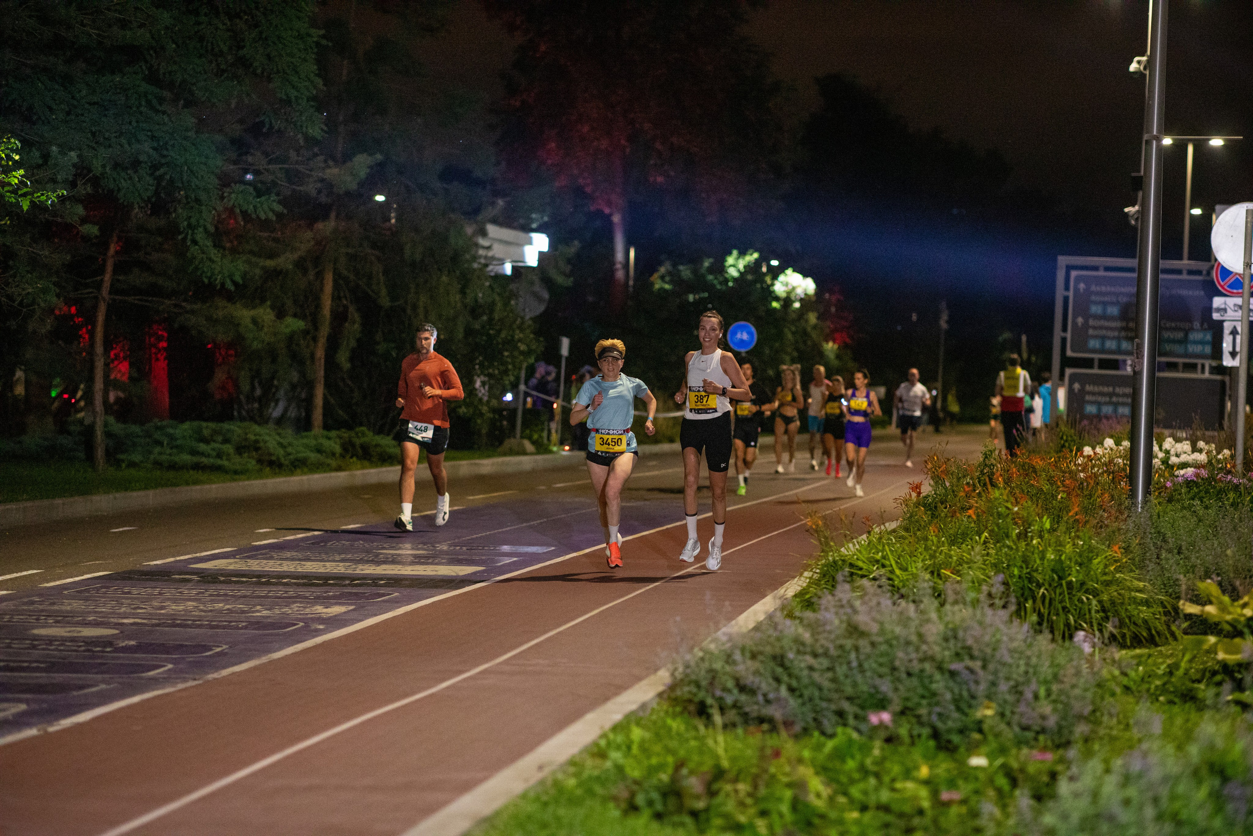 Ночной забег в ленте фотографий бегунов 03.08.24. Фотограф Сергей Ловкий