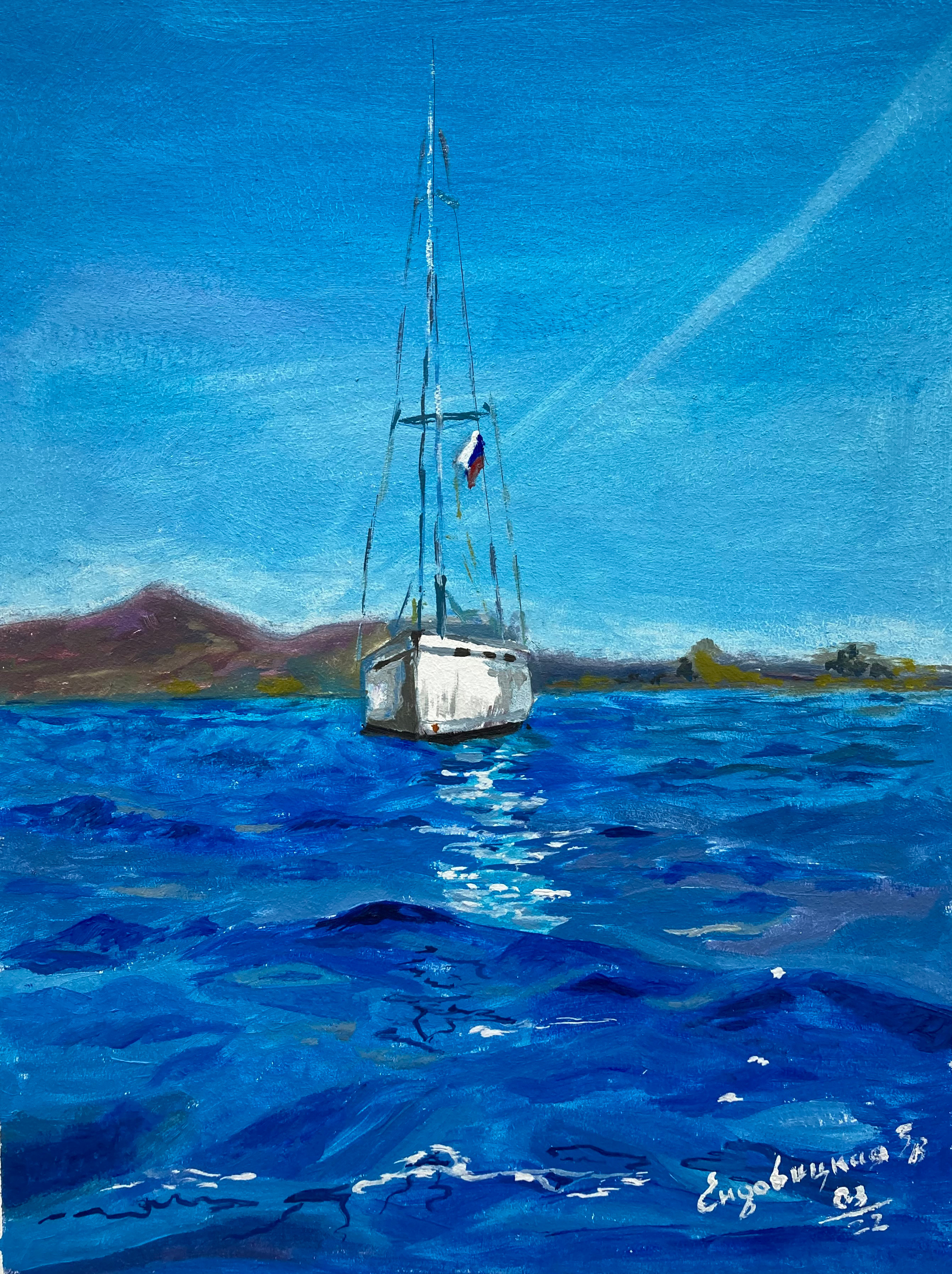 вдалеке видна белоснежная яхта. на поверхности ярко синего моря четко видно ее отражение. на мачте развивается российский флаг