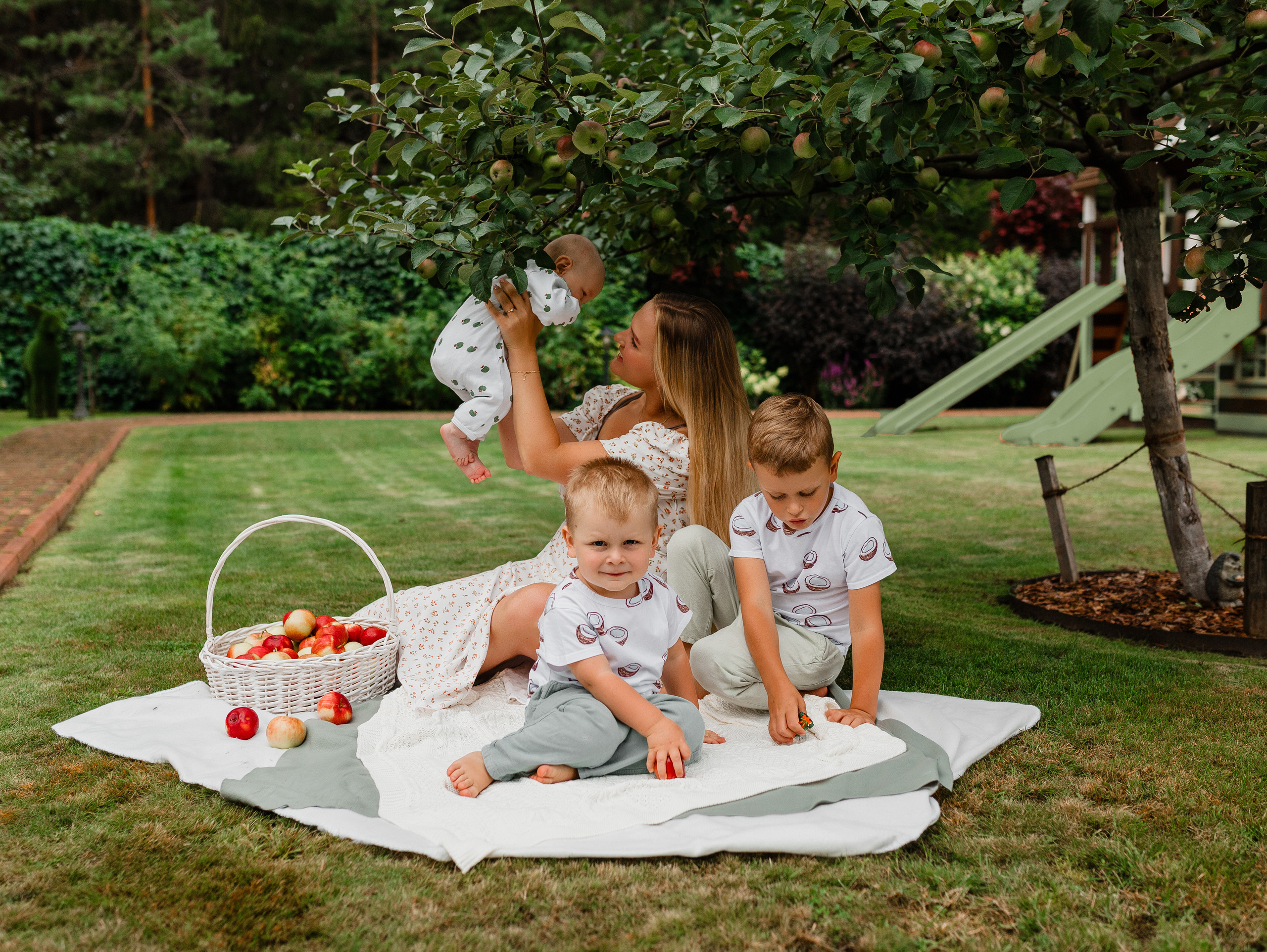 Летний день в саду. Семейный фотограф в Санкт-Петербурге Ирина Иванова