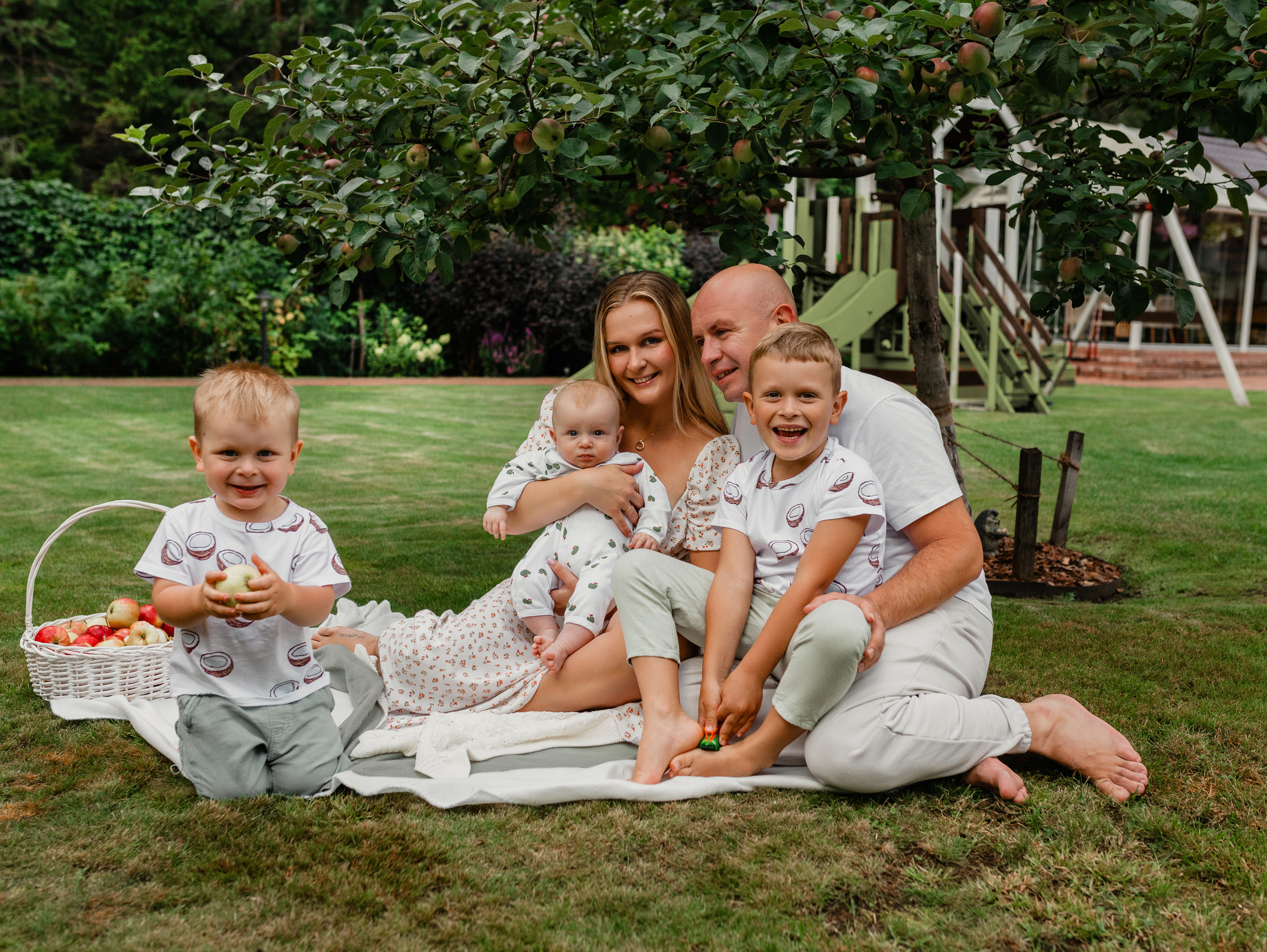 Летний день в саду. Семейный фотограф в Санкт-Петербурге Ирина Иванова