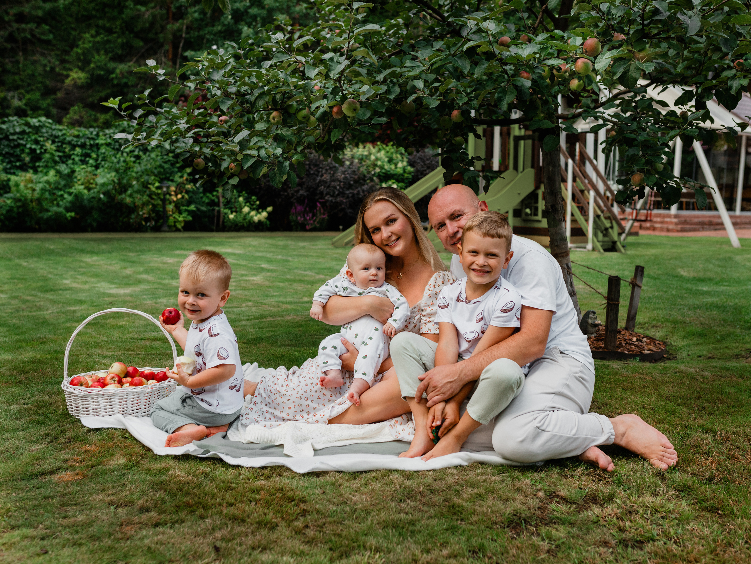 Летний день в саду. Семейный фотограф в Санкт-Петербурге Ирина Иванова