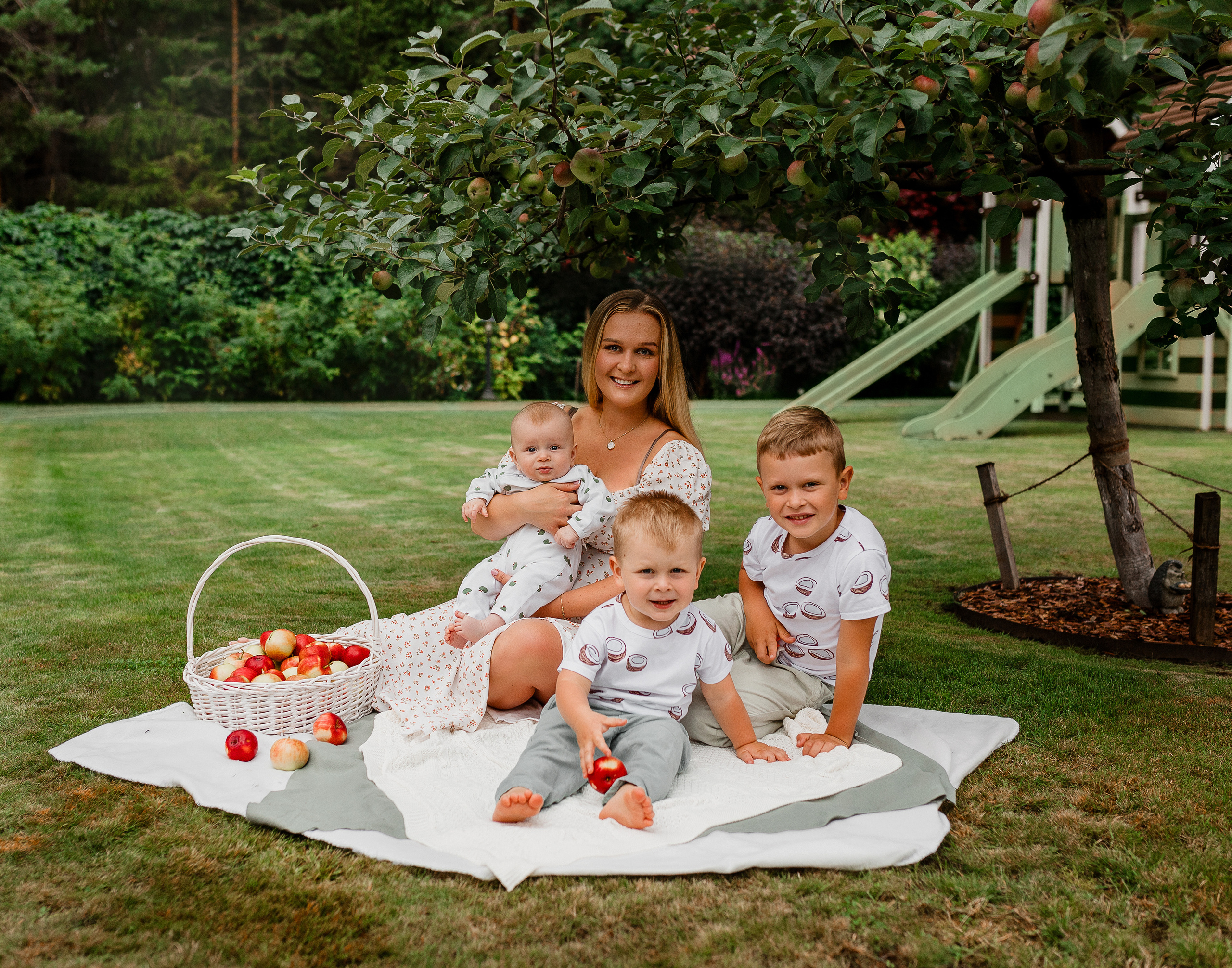 Летний день в саду. Семейный фотограф в Санкт-Петербурге Ирина Иванова