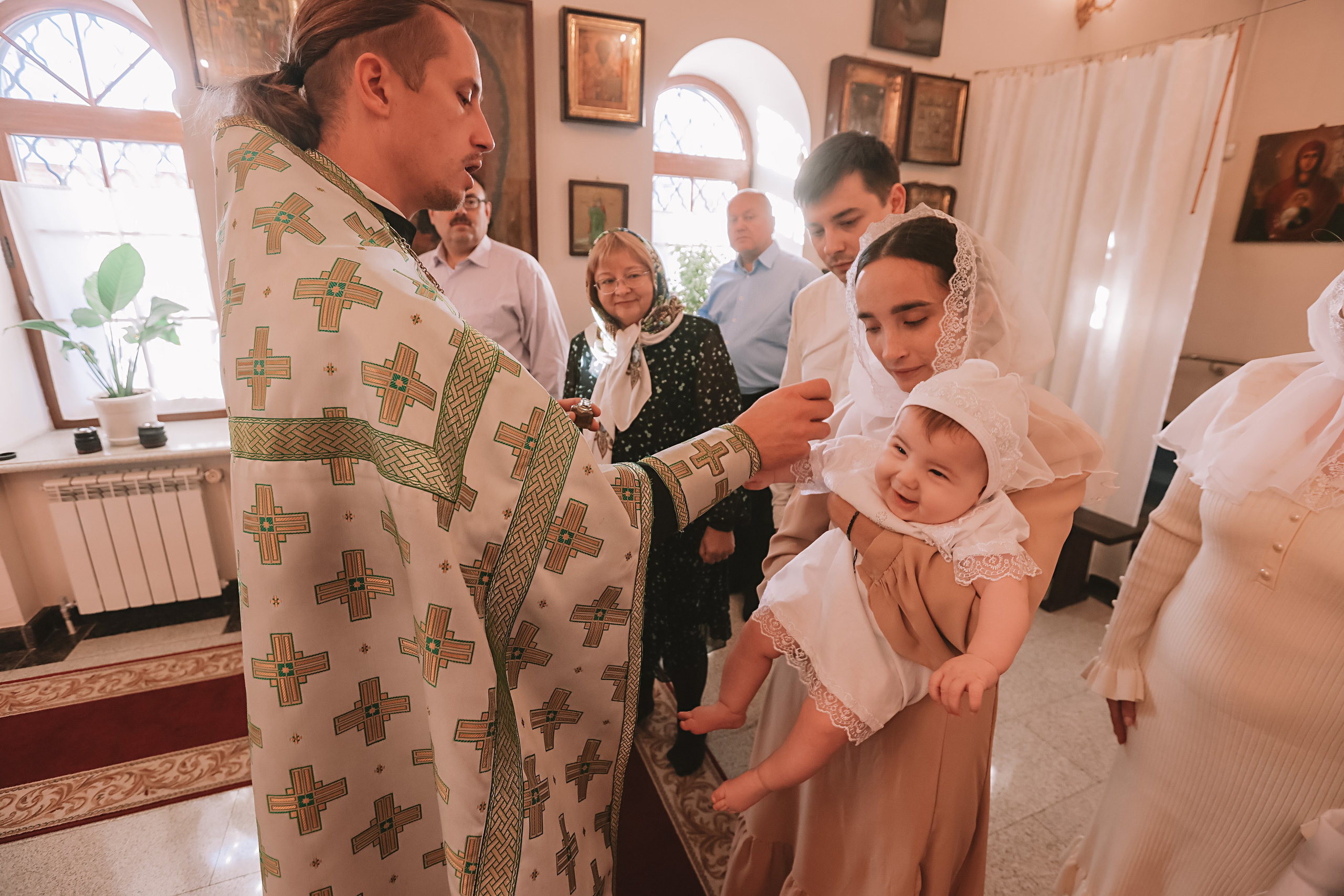 Крещение круглая церковь. Семейный фотограф Тюмень, фотограф на роды Салмина Мария