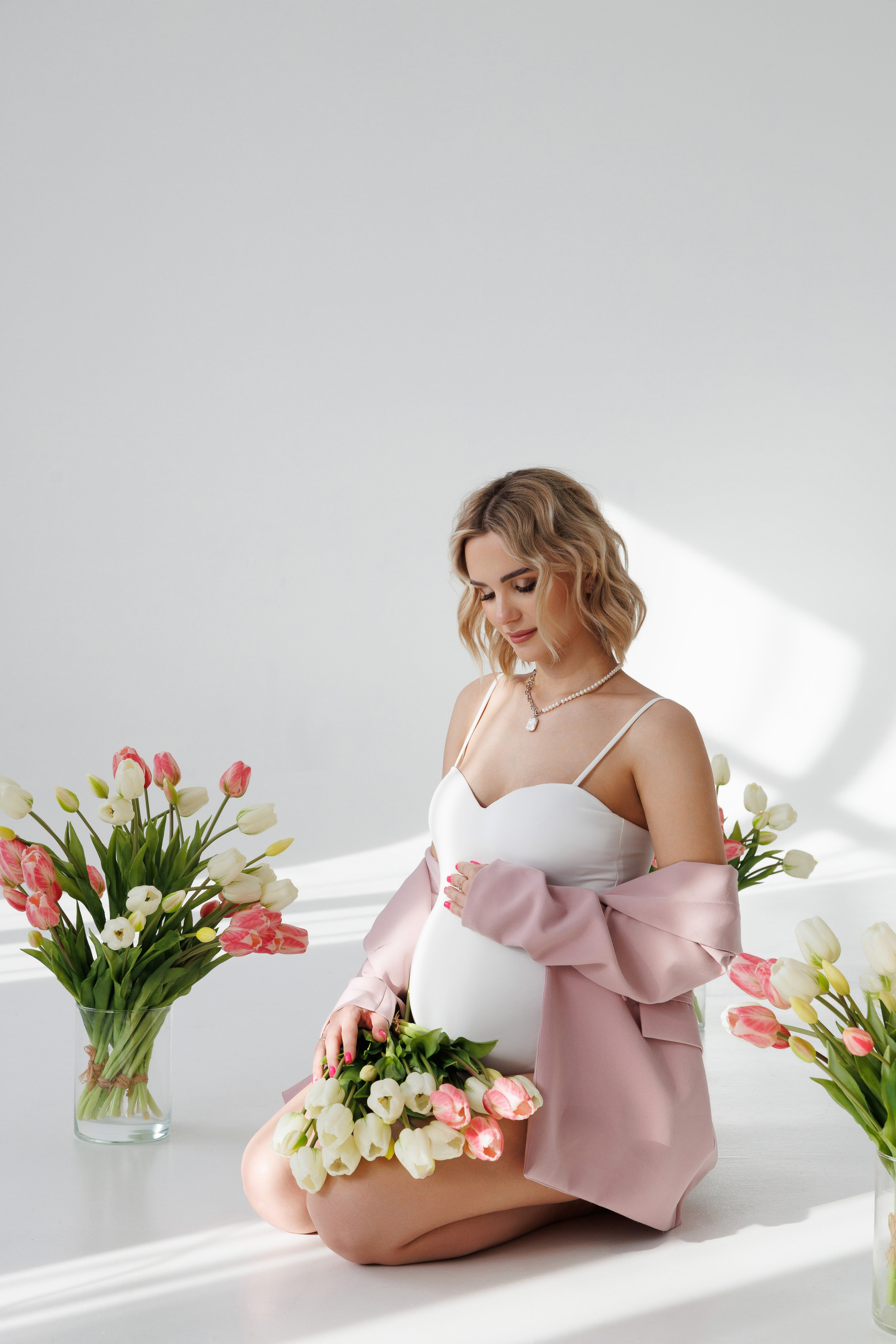 Фотосессия беременности под ключ, Оренбург, тюльпаны в студии