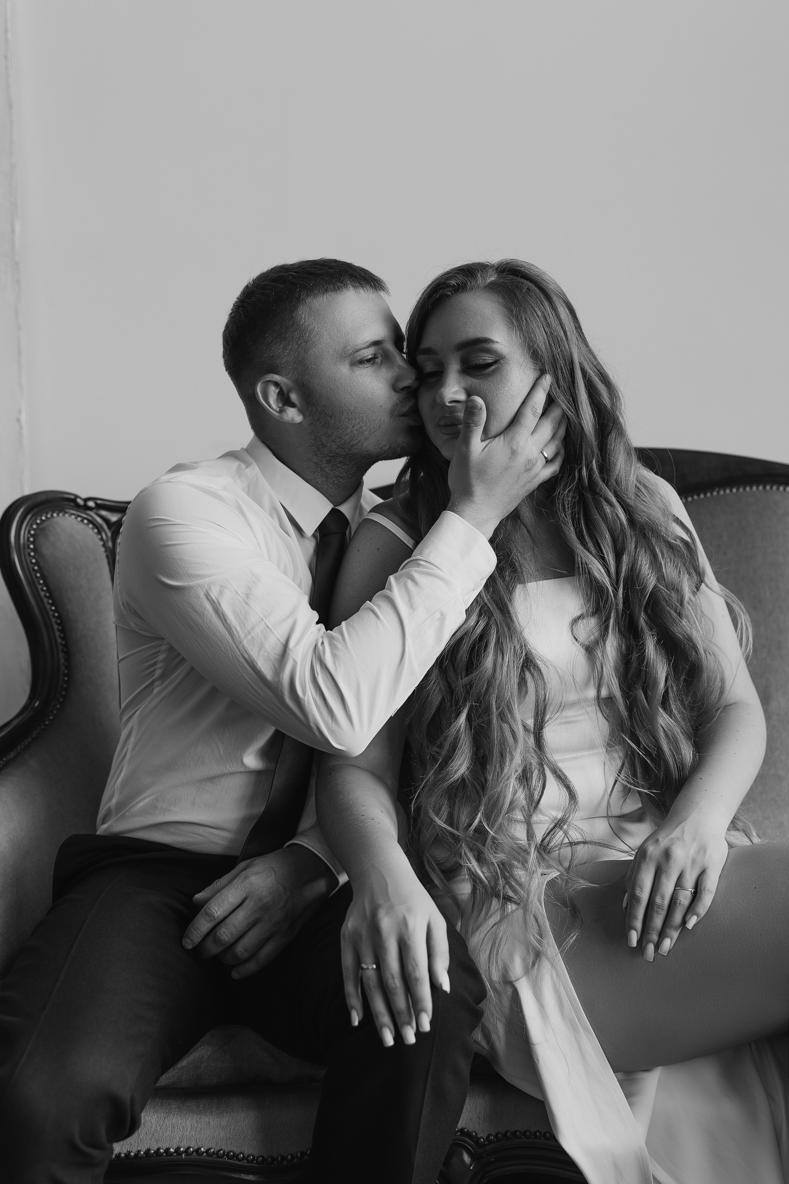 Wedding photoshoot in the studio. Your photographer in Busan (South Korea) Aleksandra Anufriy