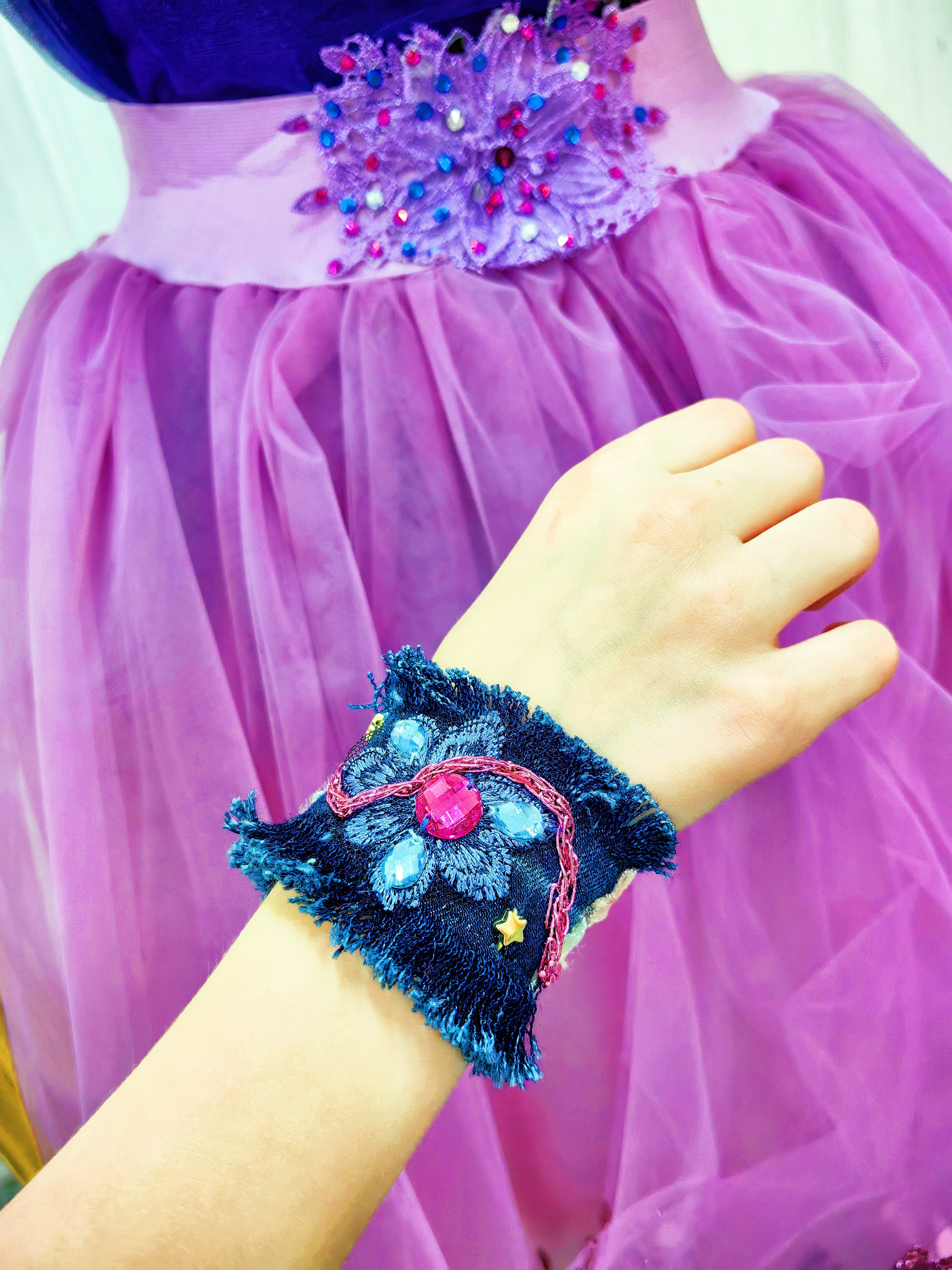 Браслеты из джинсы — мастер-класс по шитью для девочек. Владивосток. Школа для девочек во Владивостоке — Само Совершенство