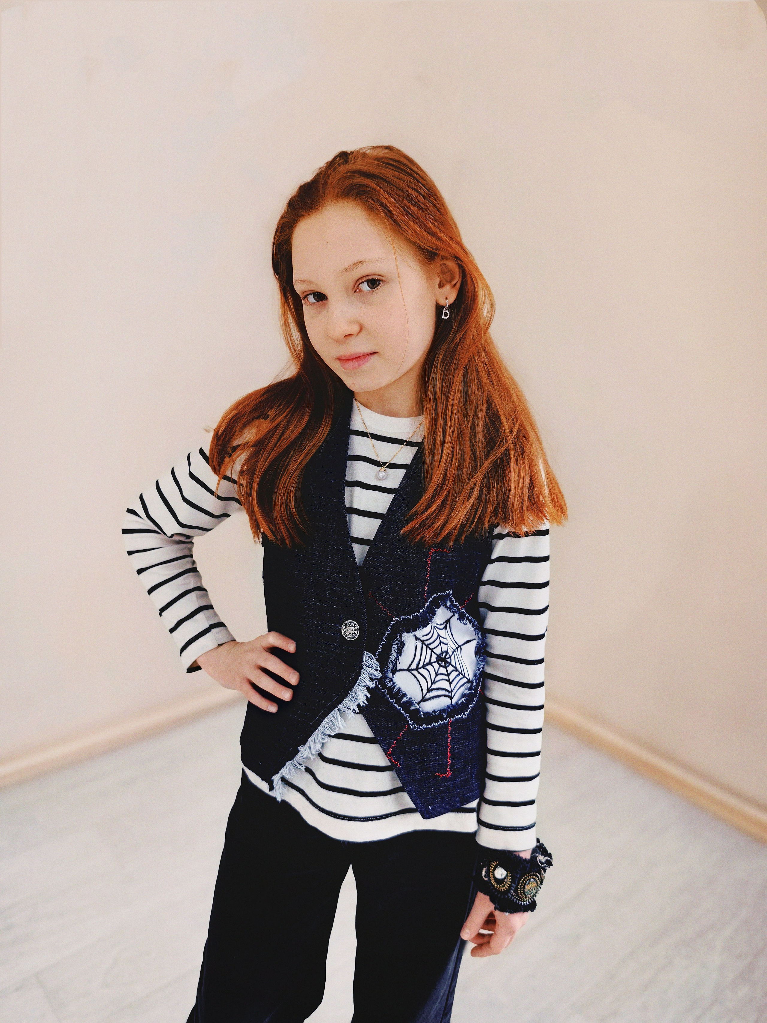 Дизайнерские жилетки из джинсы с декором в технике синель, росписью ткани, вышивка. Шьют дети. Владивосток. Школа для девочек во Владивостоке — Само Совершенство