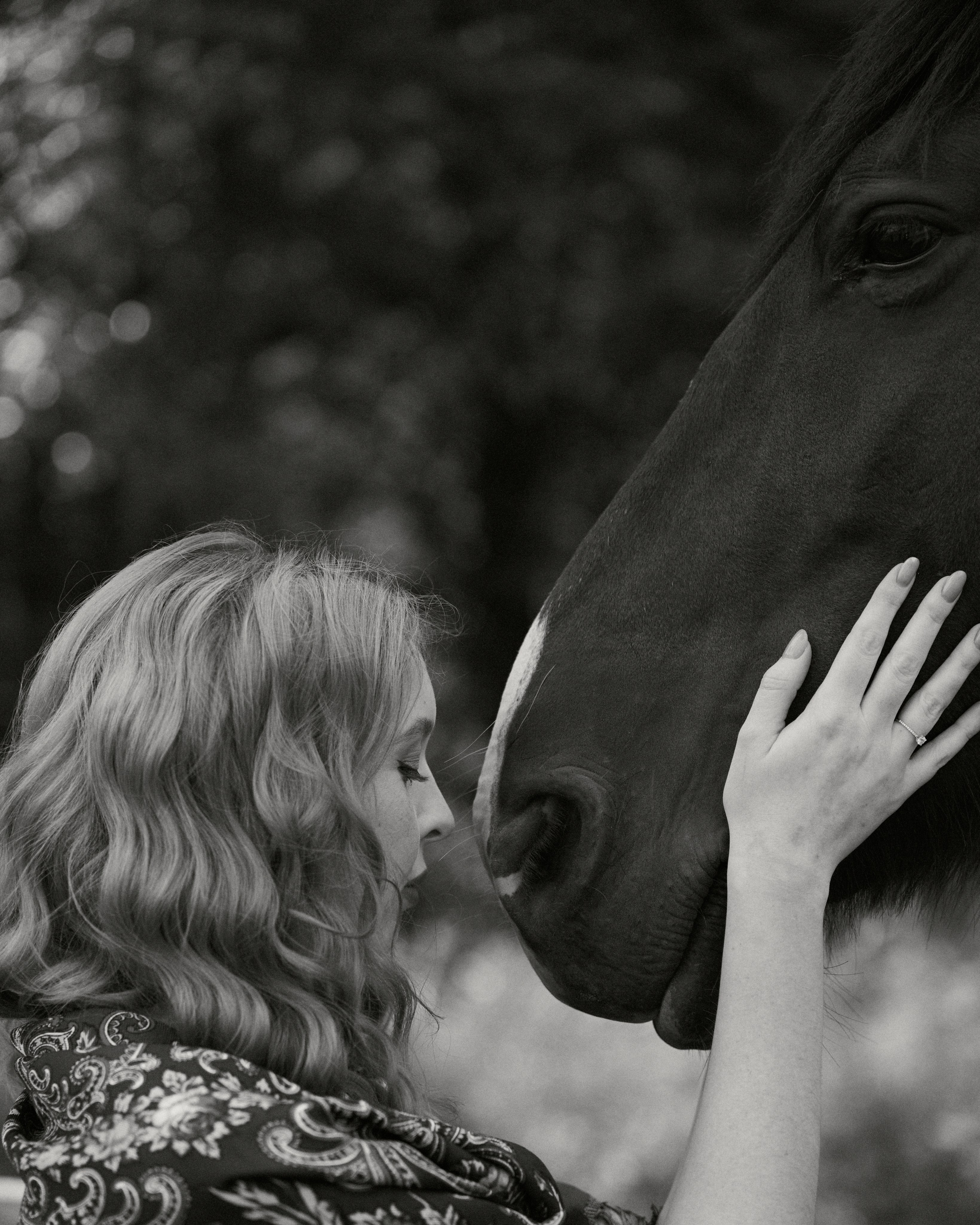 Свадебная фотосессия в поле с лошадью