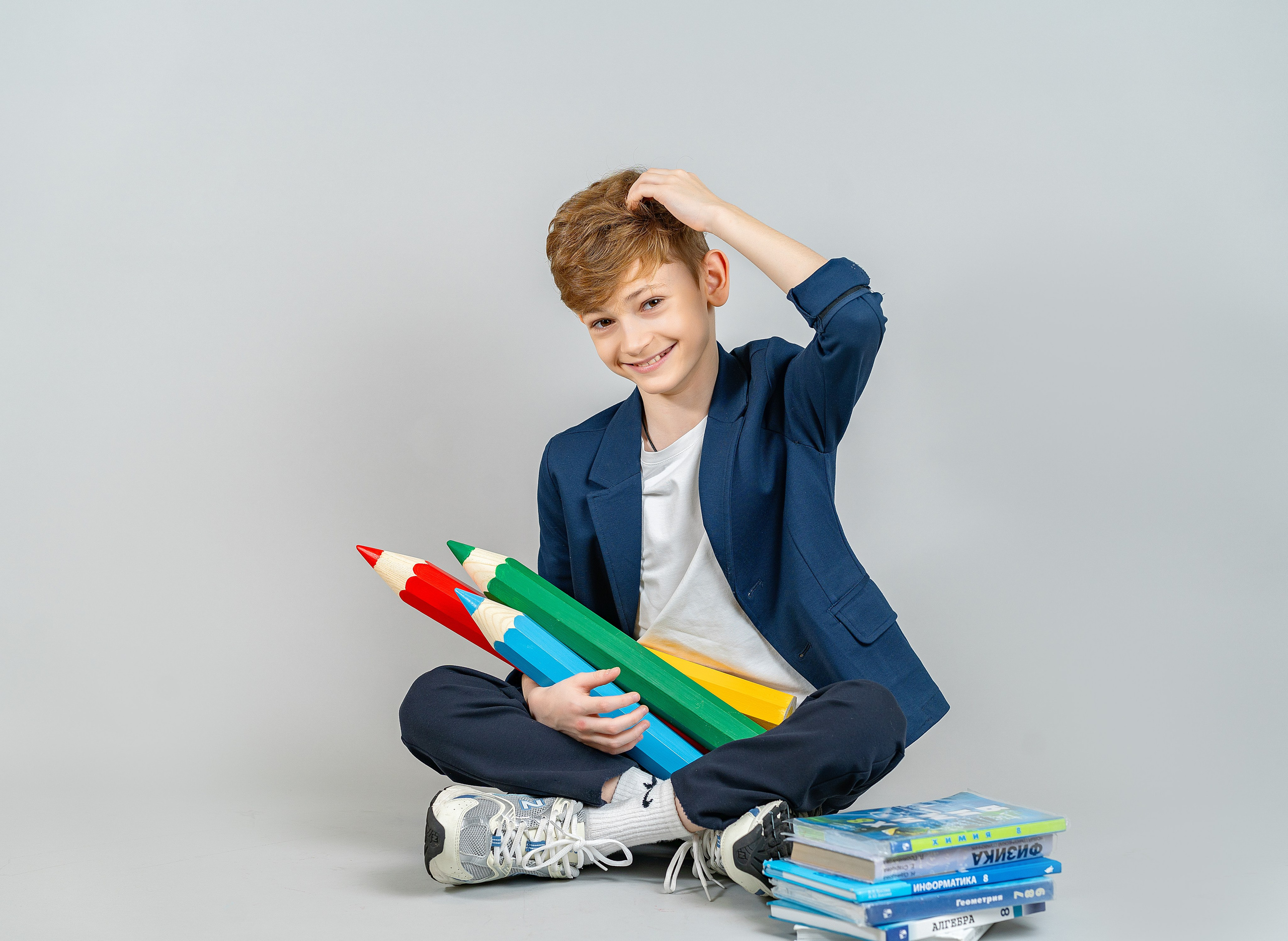 С карандашами. Школьный фотограф и фотограф в детском саду