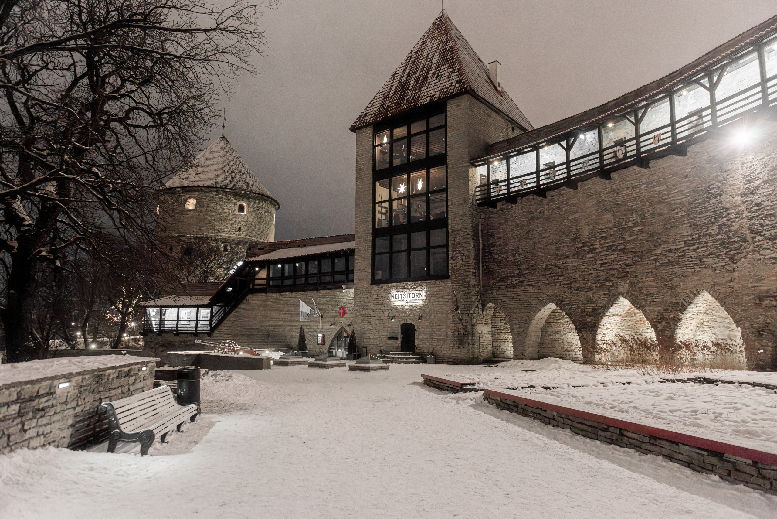 пейзаж заснеженного старого города замка Таллинна Эстонии