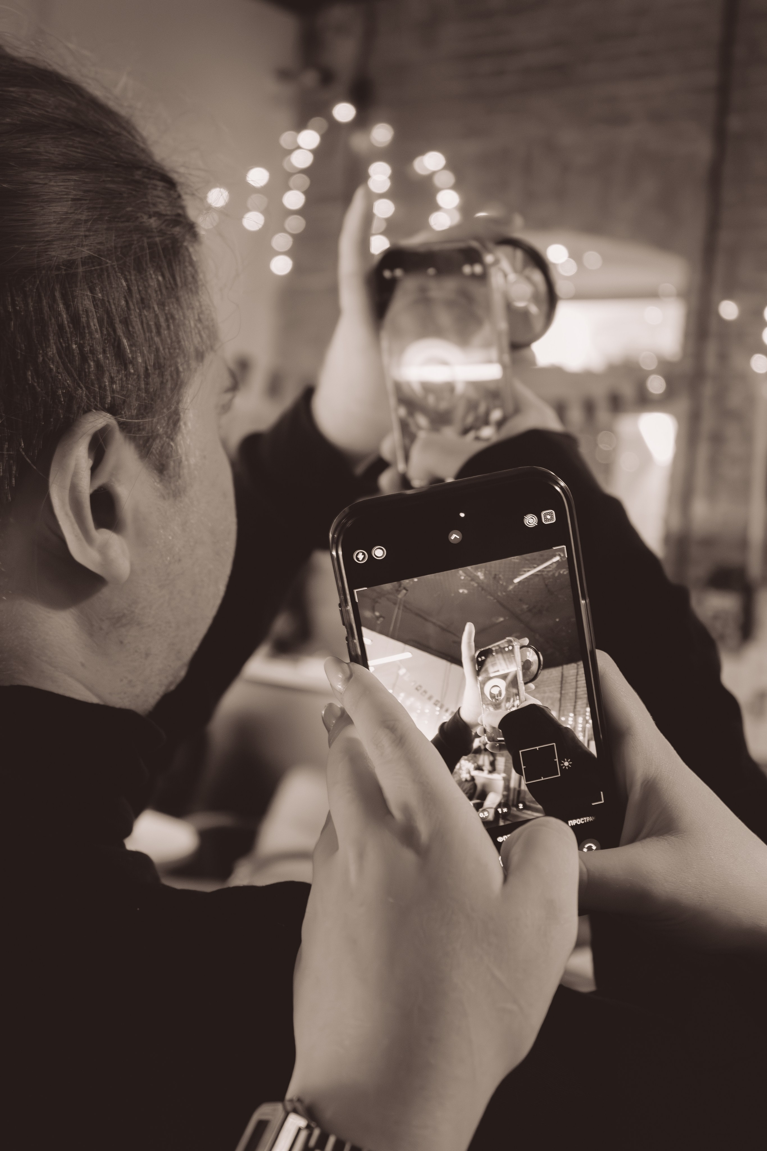 Фотовыставка Михаила Лобачёва @Comma Bar. Матвей Егоров — репортажный фотограф в Краснодаре