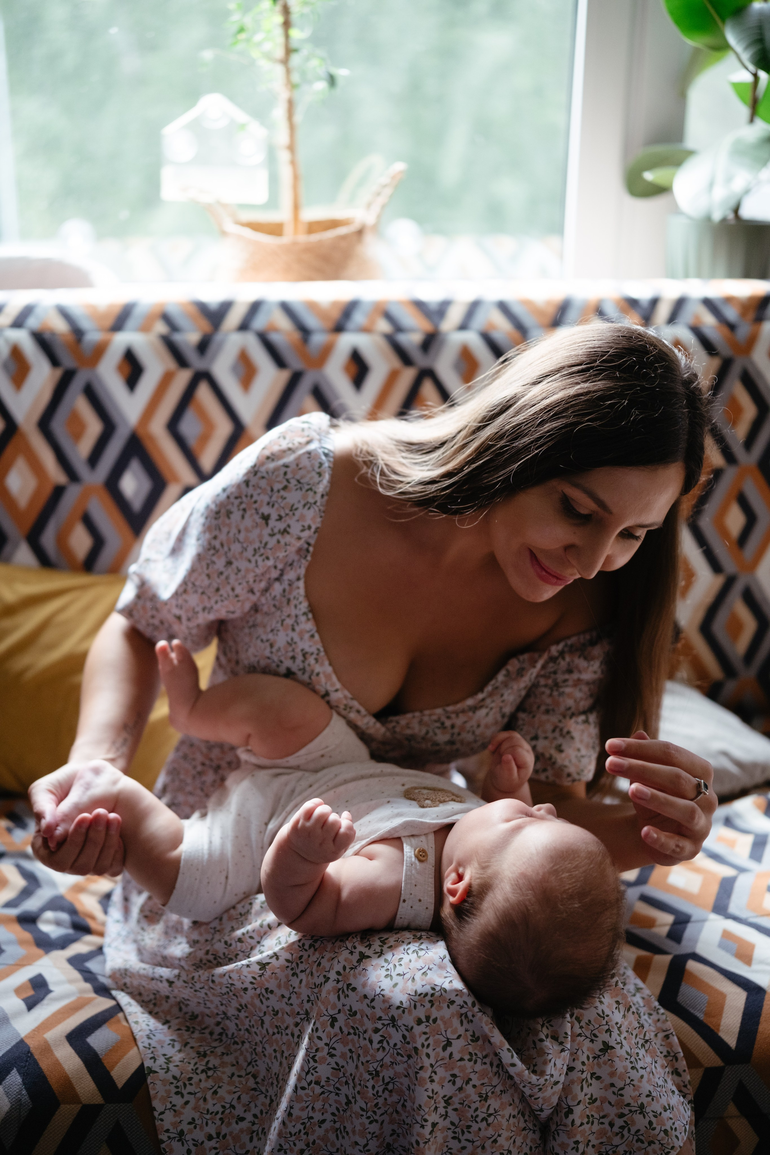 Алиса дома с мамой, братом и котом. Семейный детский ньюборн фотограф в Москве Марта Петрова