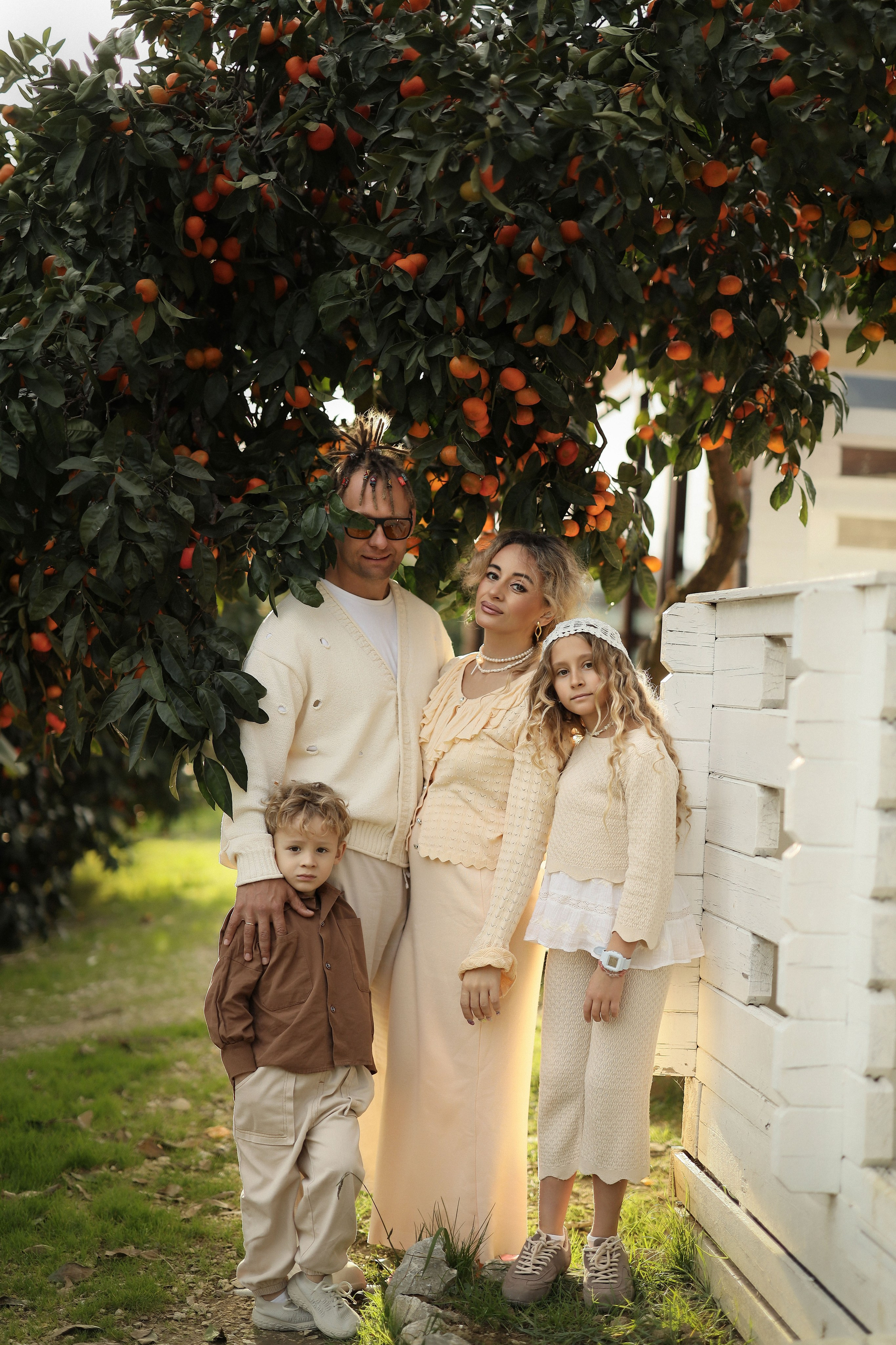 Семейная фотосессия в мандариновом саду Абхазии. Свадебный и семейный фотограф в Абхазии Жанна Соснина