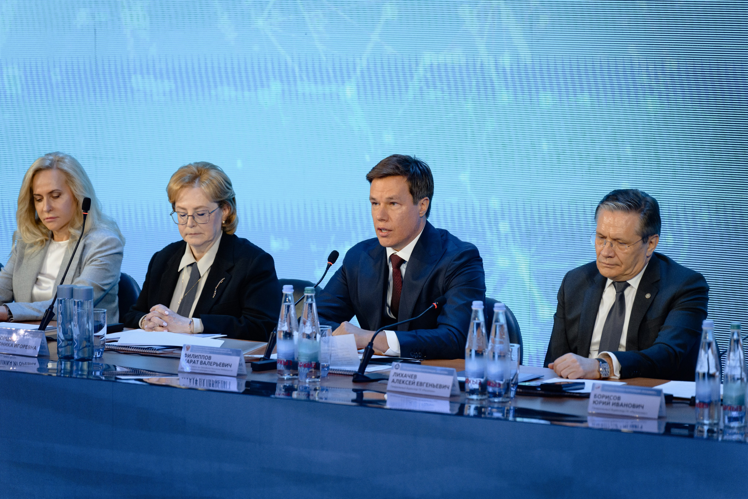 Скворцова Вероника. Татьяна Голикова. Михаил Мурашко. Единая Россия. Дума. Министр Здравоохранения. ФМБА. Правительство России. Фотография с форума, на которой участники активно участвуют в дискуссии. Фотография с конференции, на которой спикер выступает перед внимательной аудиторией. Динамичная фотография, запечатлевшая ключевой момент делового мероприятия. Чемезов. Роснано