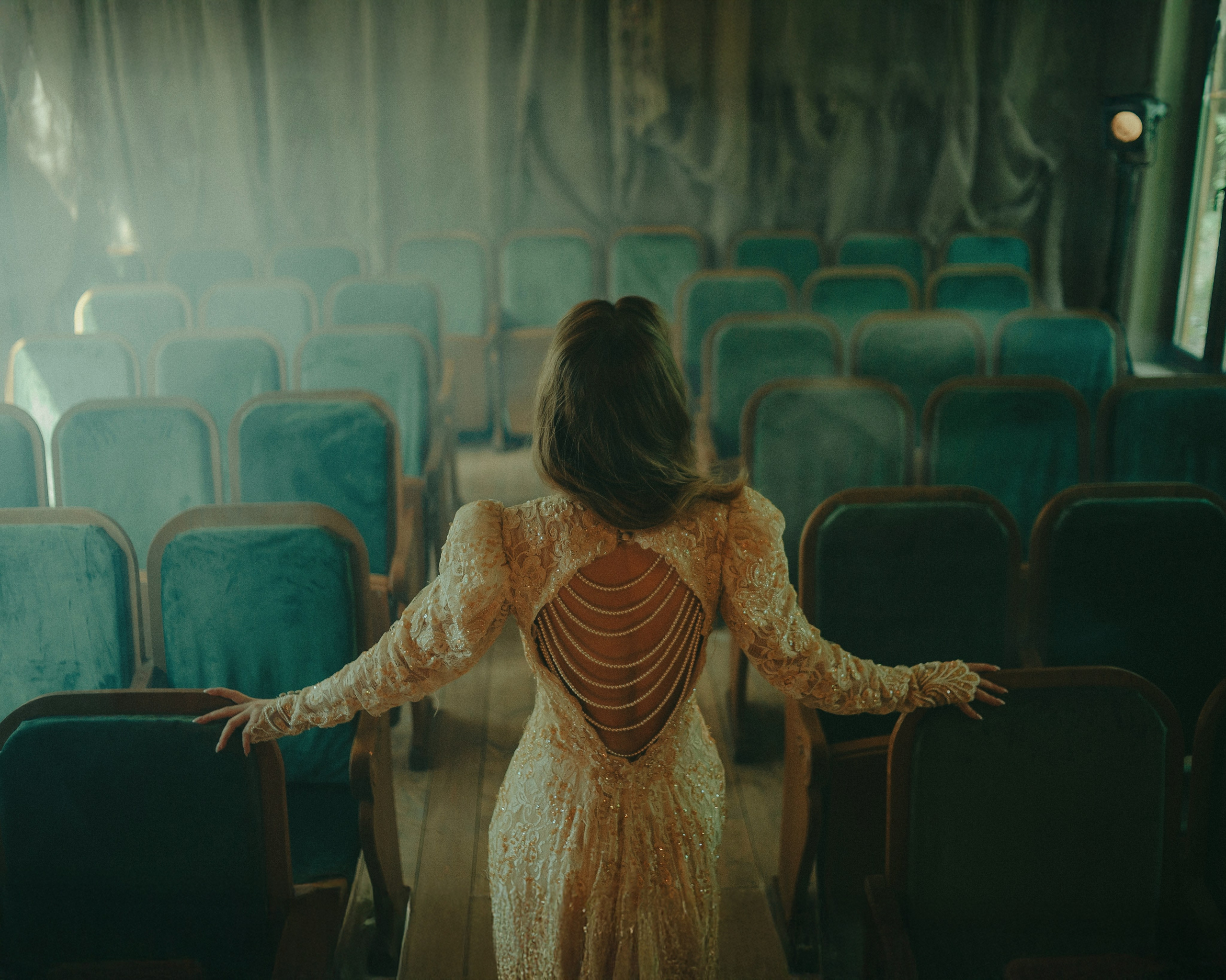 Москва. Заброшкнный театр. Алина. Фотограф Брянск