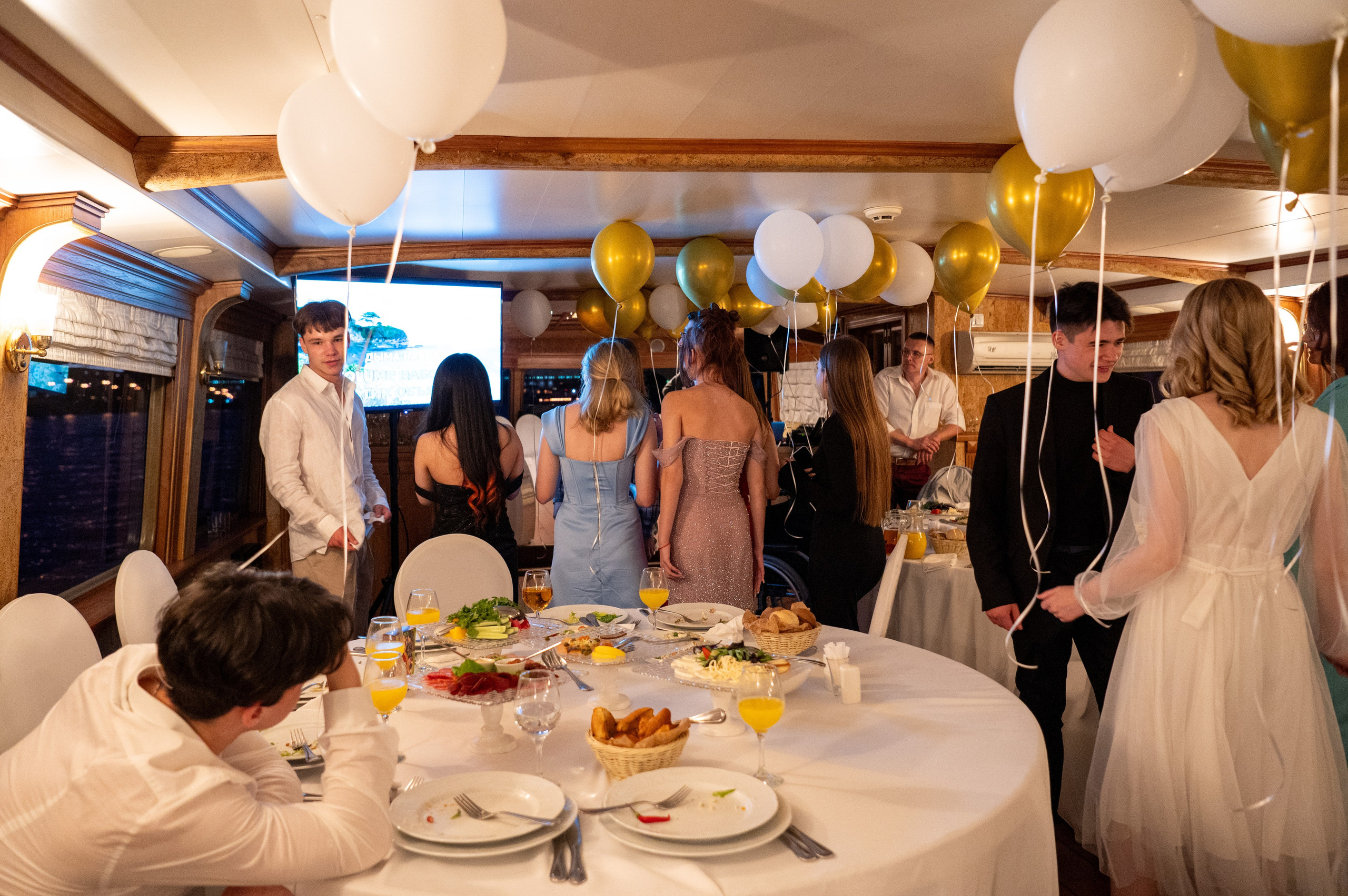 Выпускной вечер 11 класс на теплоходе. Детский и семейный фотограф г. Москва Оксана Катаджи