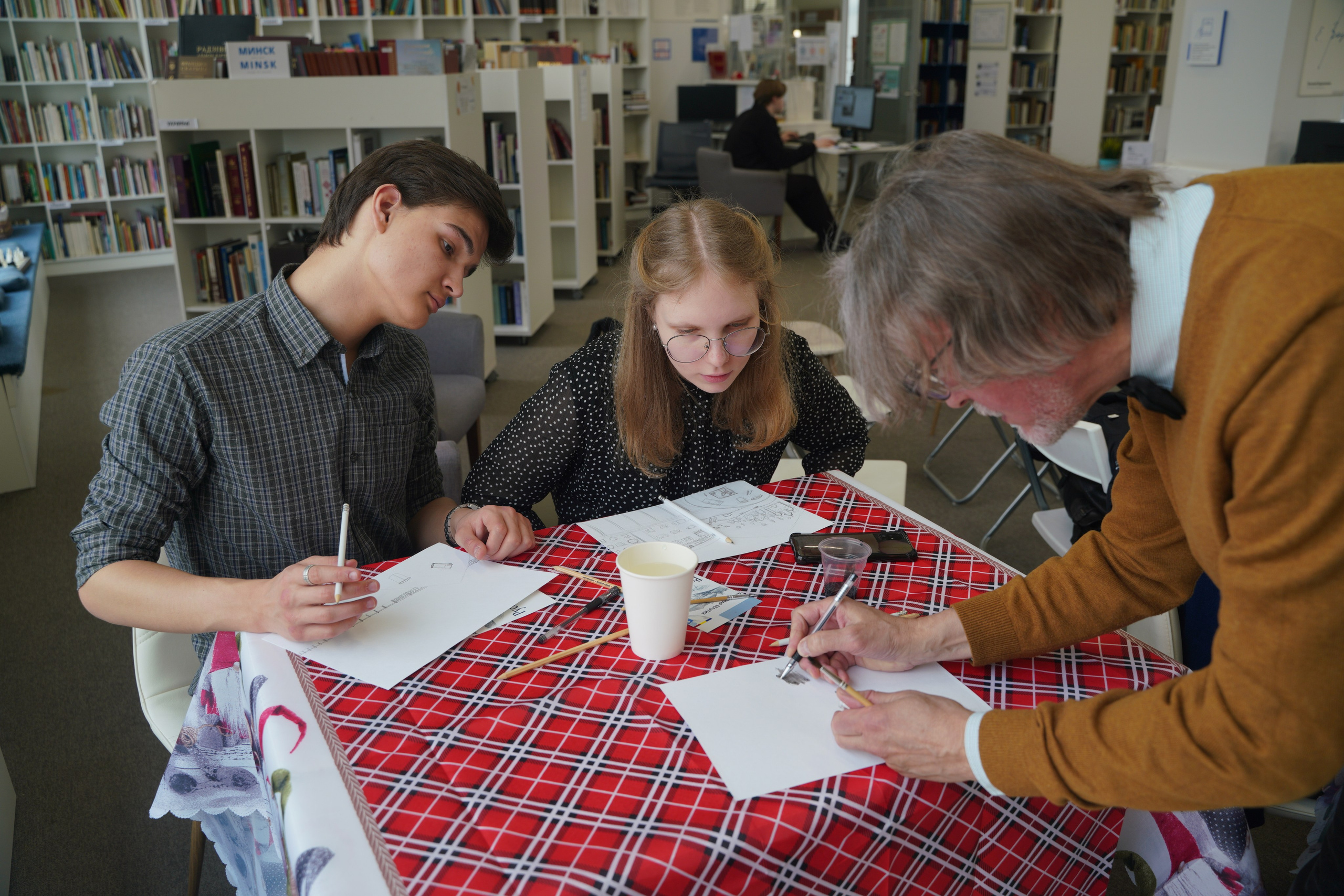 Съемка мастер-класса на открытии выставки Александра Белугина «Малка Верея» в Билиотеке иностранной литературы. Портретный и репортажный фотограф Наталья Горобец