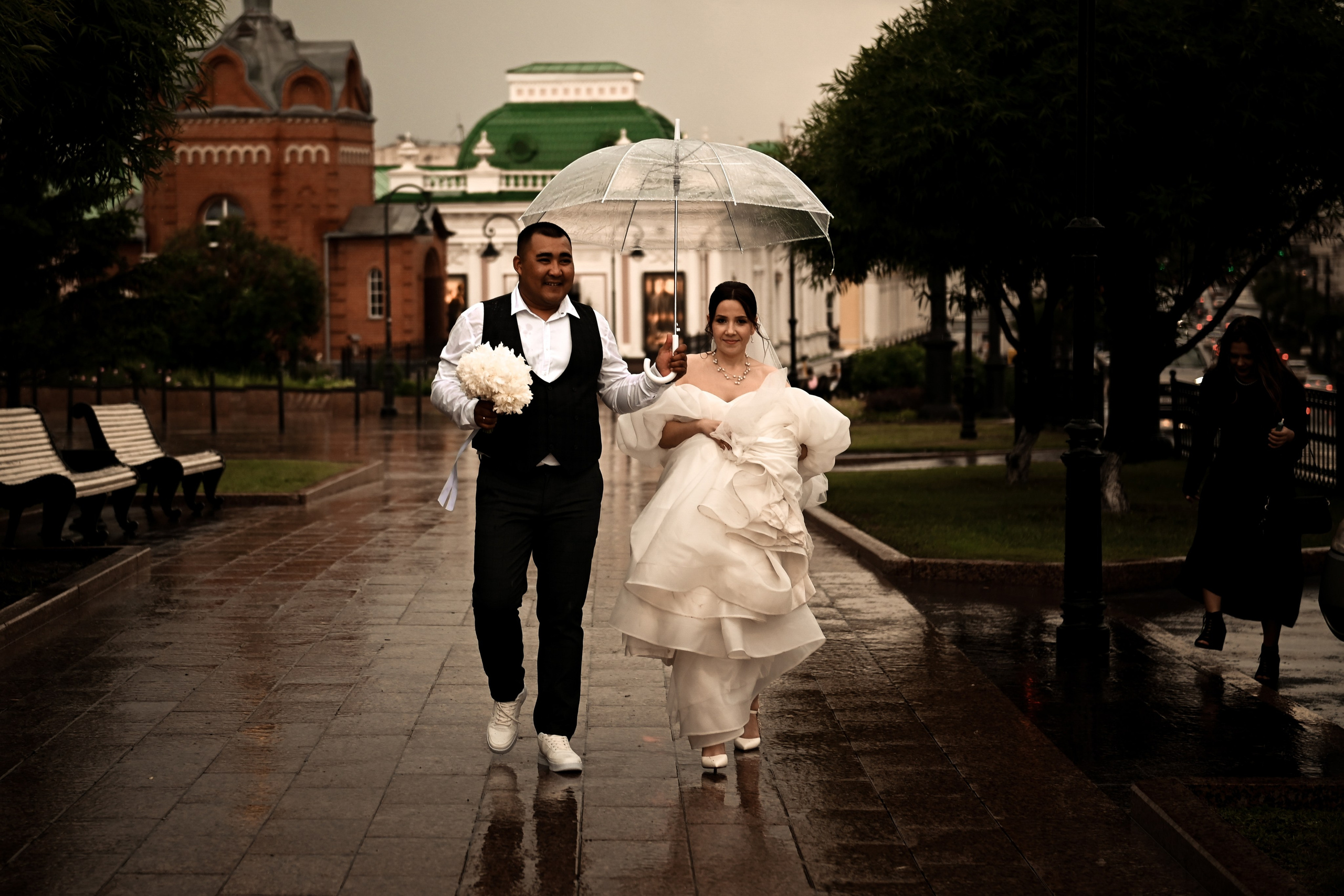 Небольшая свадебная серия в музее и прогулкой под дождем Эльмиры и Ризата. Свадебный, семейный, детский, контент фотограф в Омске Максим Ильин