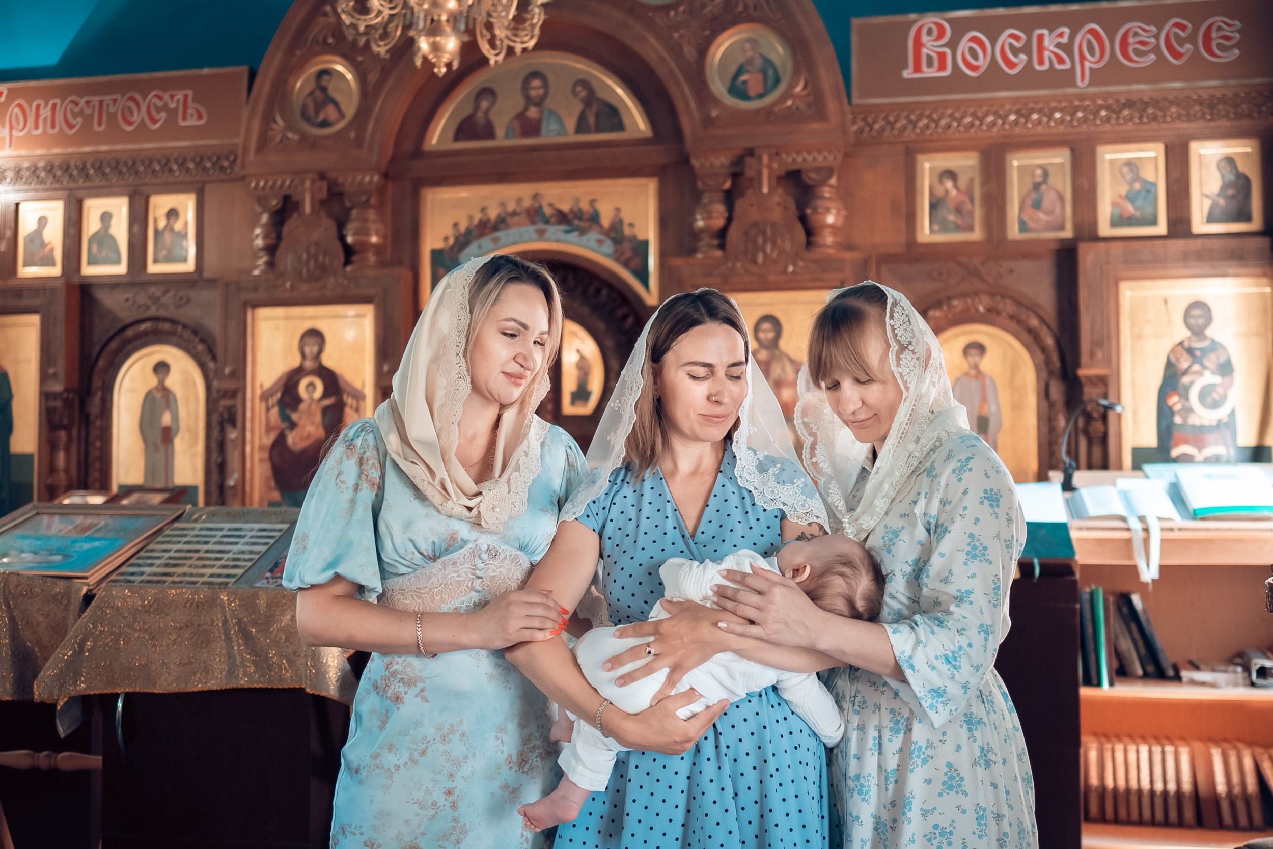 Крещение в храме святого Феодора Ушакова Севастополь. Фотограф церковных Таинств Луганск