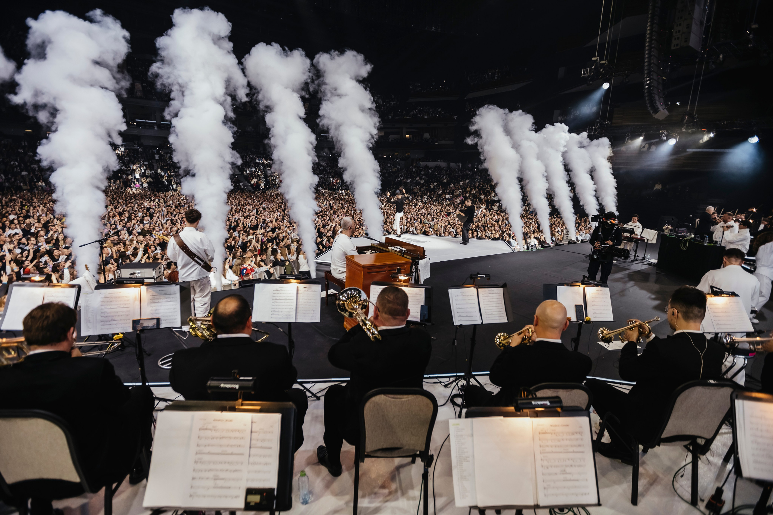 Концерт L’ONE с хором и симфоническим оркестром в Live Арене 19 октября 2025. Репортажный, event, концертный и backstage фотограф из Москвы Виталий Кривцов