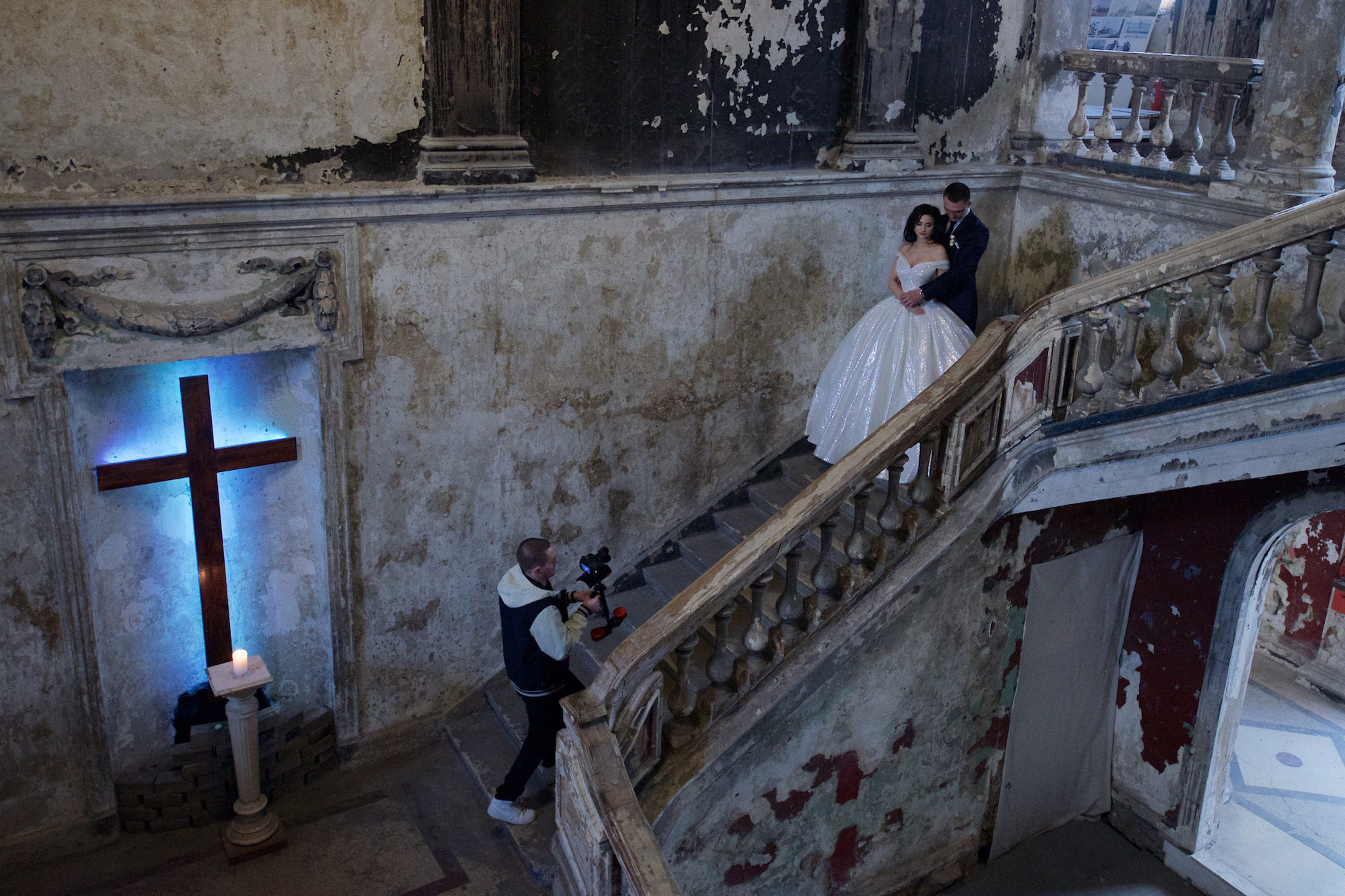 On the main staircase there is a photo session of the wedding couple. The main staircase is a favorite place for photo shoots for both casual visitors to the church and professional photography.