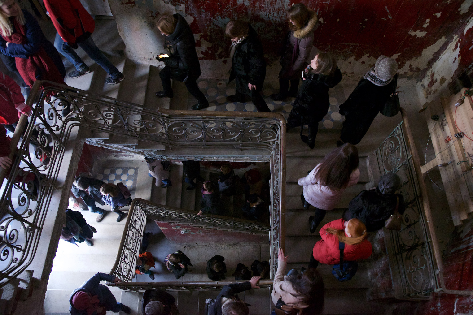 Visitors to the excursion climb the attic through a spiral staircase, forged from the 18th century.