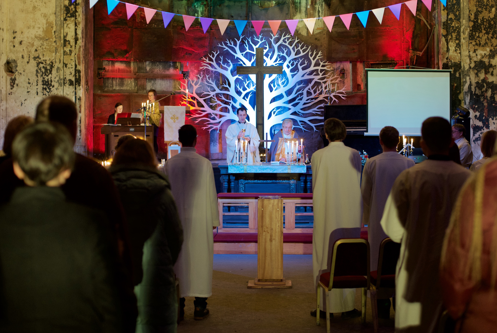Pastor Yevgeny Raskatov and Bishop Arri Kugappi during the Christmas service.