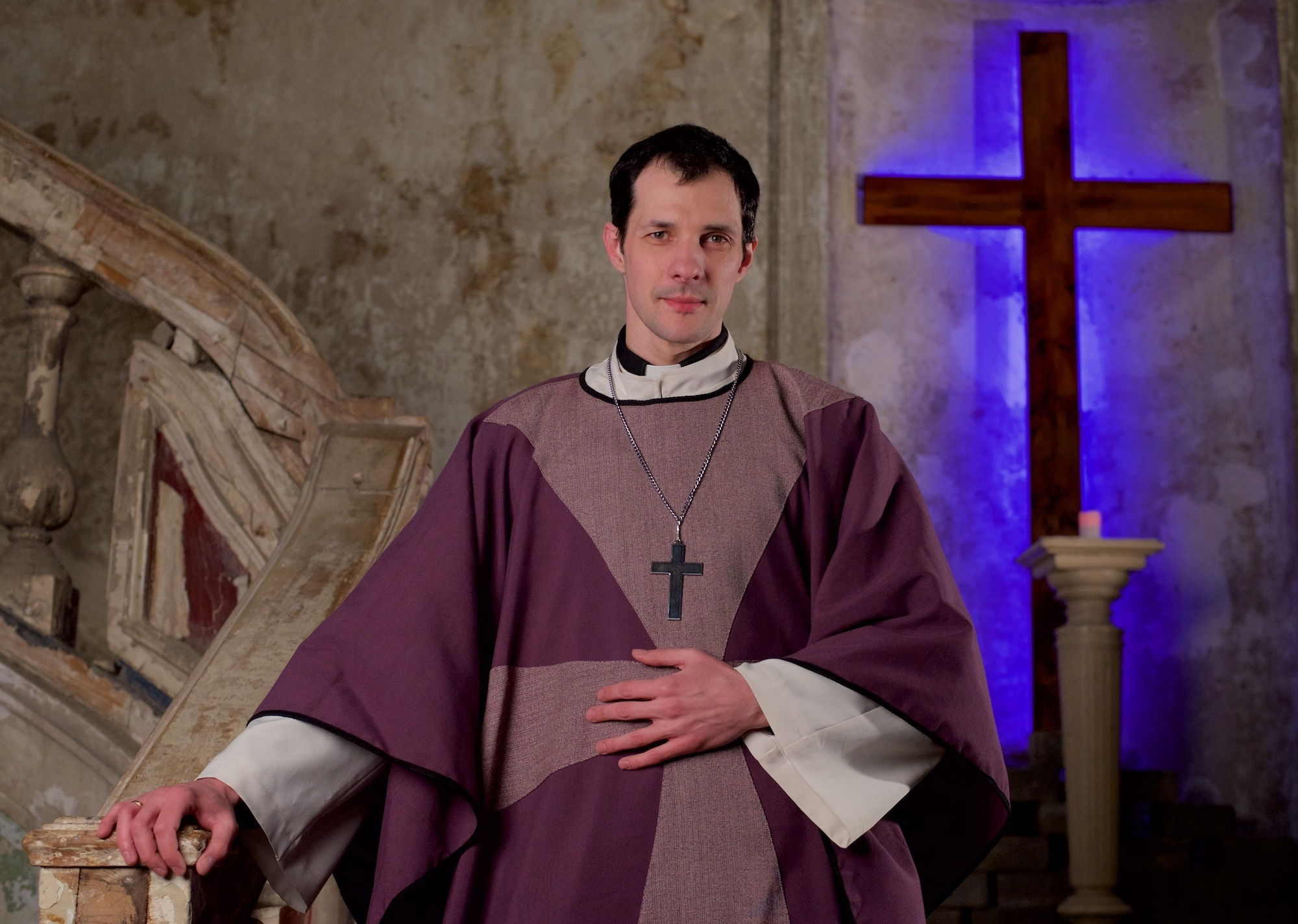 Evgeny Raskatov has been a trustee of Annenkirche since the end of 2015. The cross in Annenkirche changes color based on the liturgical calendar. This color also corresponds to the decoration of the temple and the clothes of the liturgy.