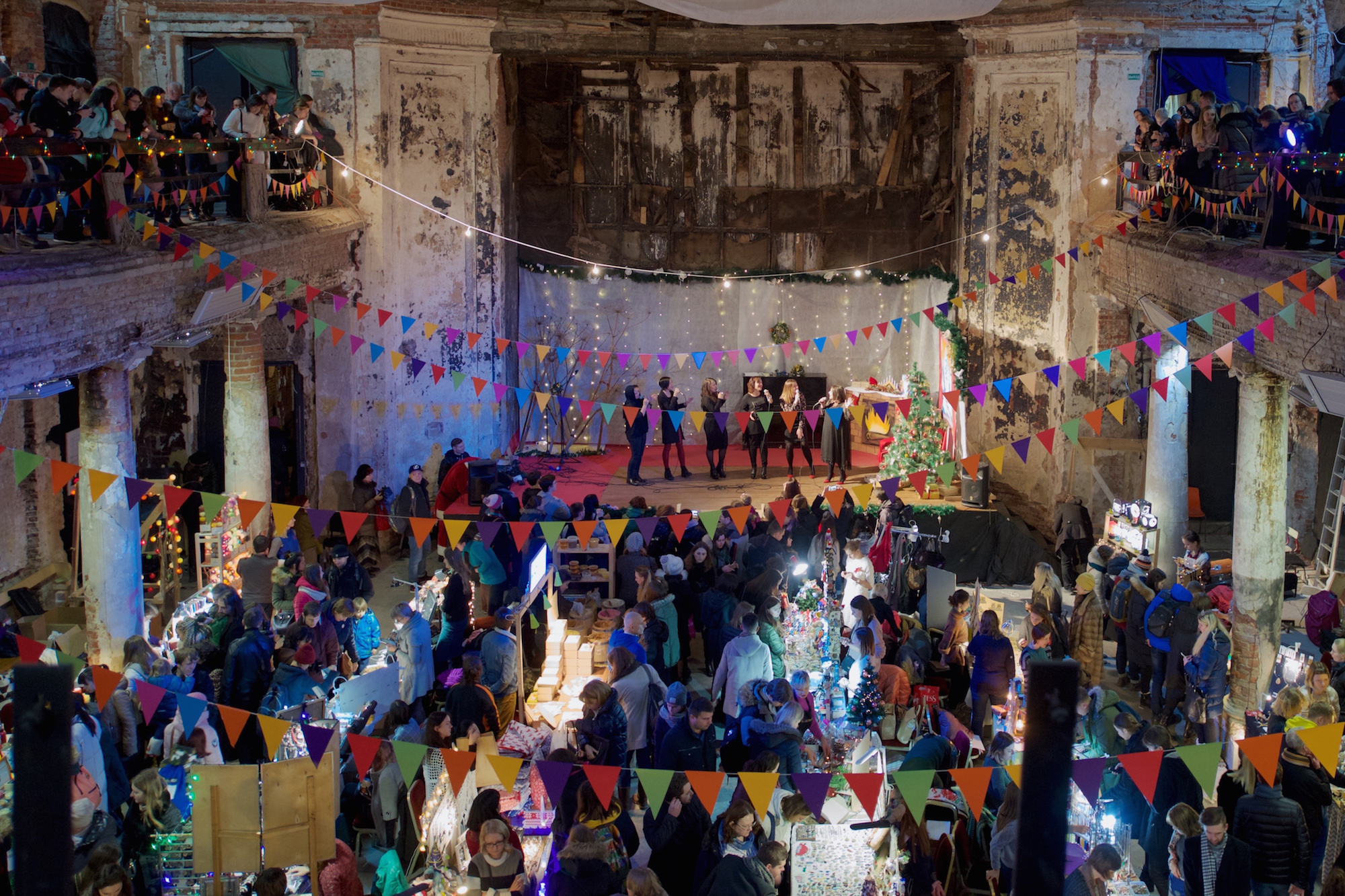 Christmas Fair. Kirche plunged into the whirlpool of the holiday fuss. There are musicians on the stage, and on the main staircase the aroma of coffee and rolls.