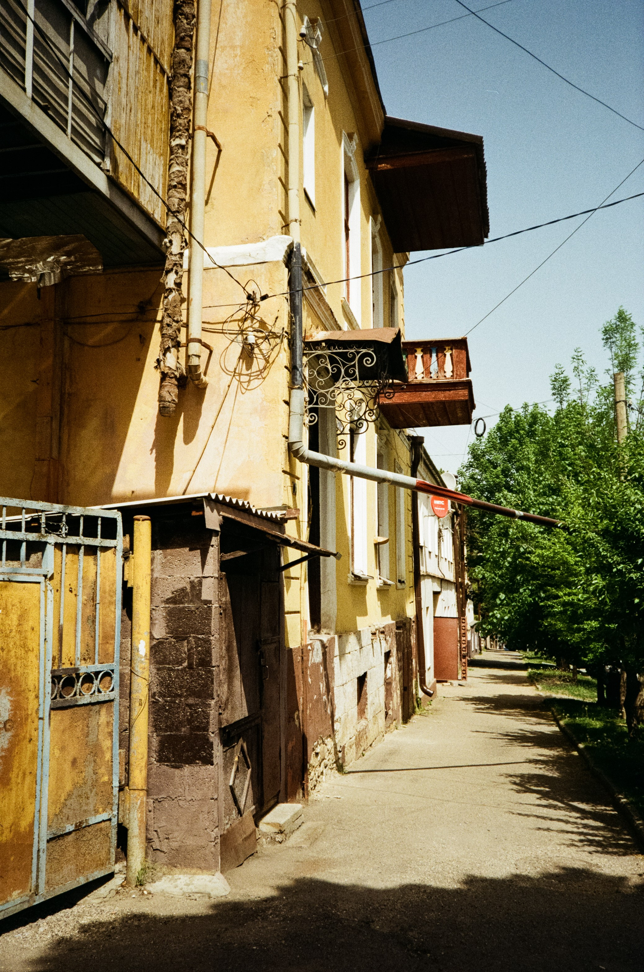 Дворик на Гагарина и Нарзанная галерея. Аллеи Кисловодска. Фотограф-документалист Мария Осокина