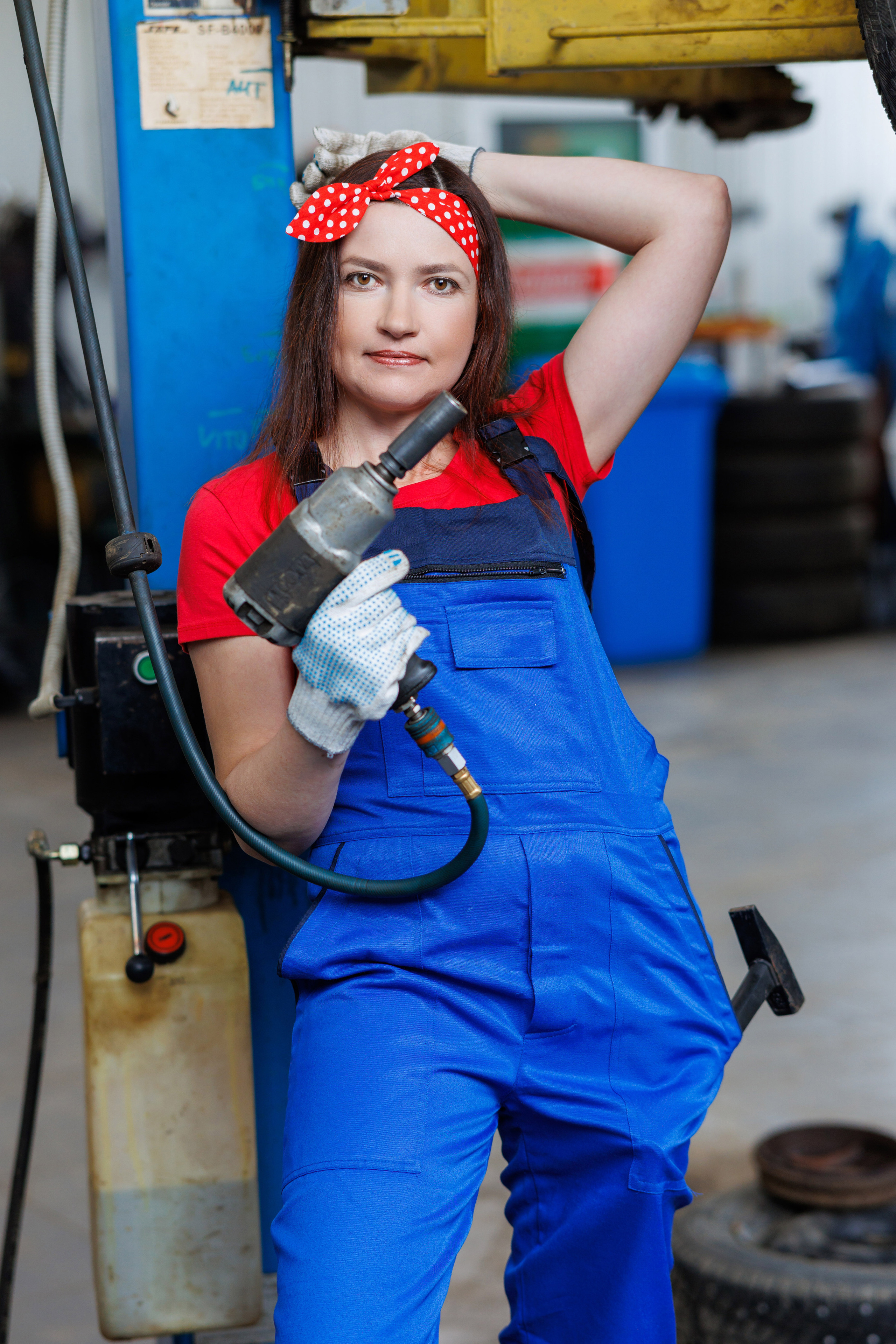 Съёмка для девушки в автосервисе. Коммерческий фотограф Андрей Тремасов