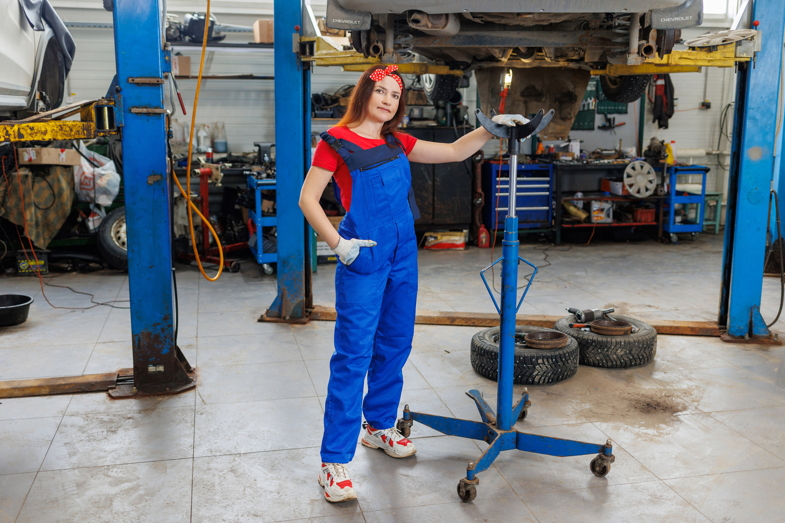 Съёмка для девушки в автосервисе. Коммерческий фотограф Андрей Тремасов