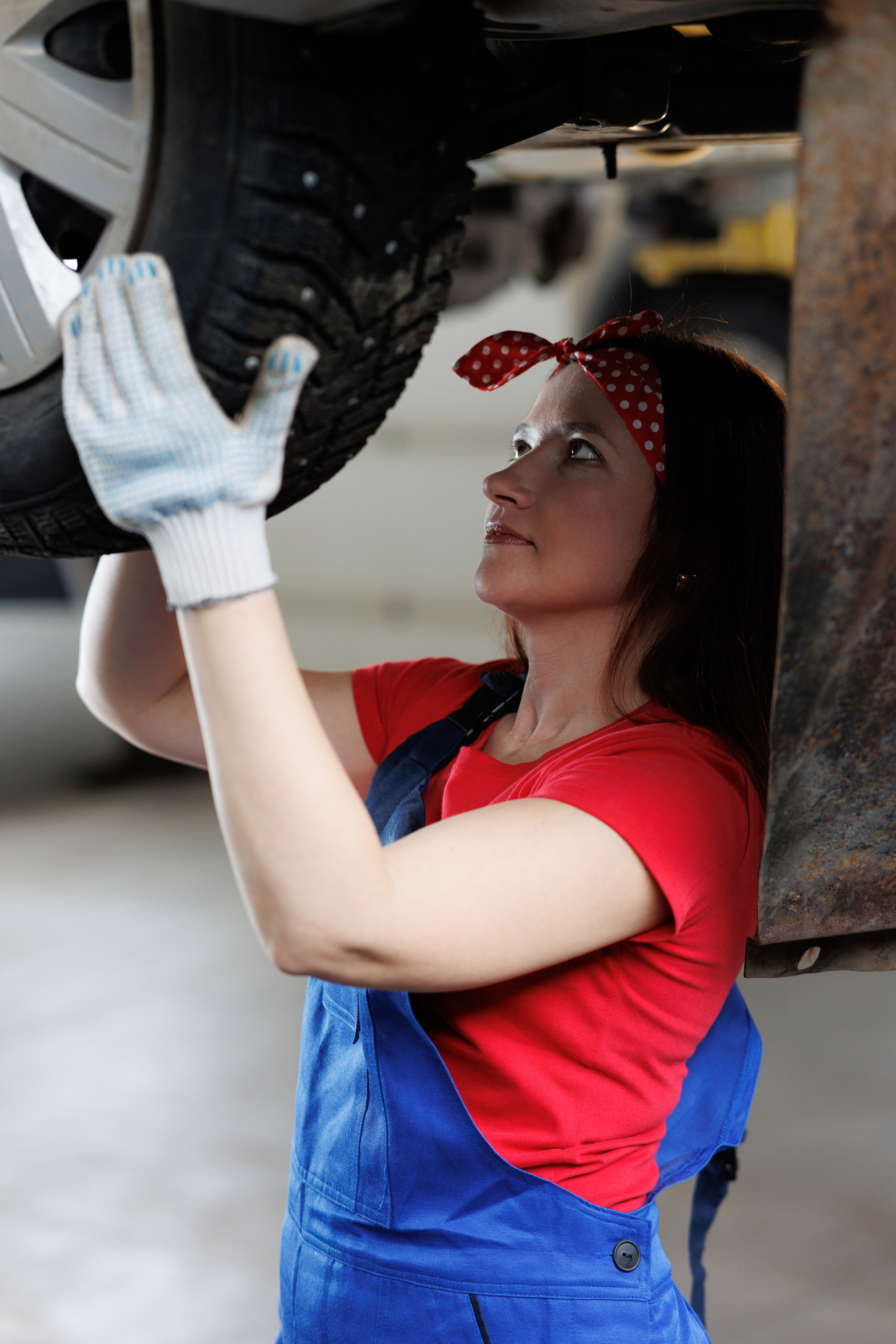 Съёмка для девушки в автосервисе. Коммерческий фотограф Андрей Тремасов