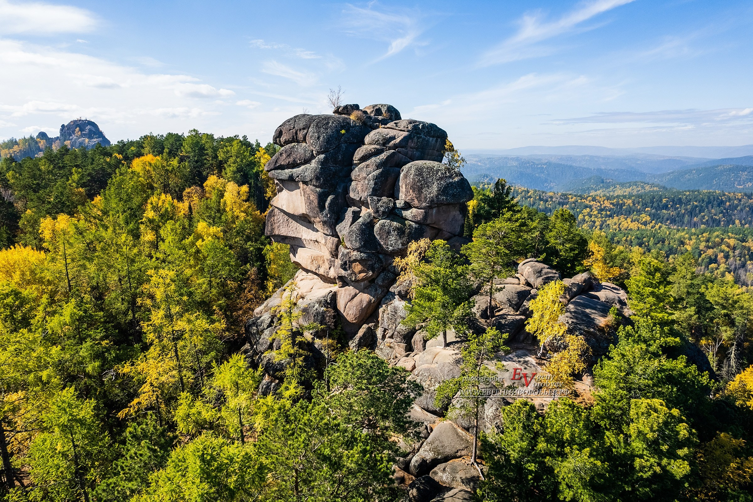 Экскурсия национальный парк заповедник Красноярские столбы цена заказать забронировать фото тур интересные места достопримечательности что посмотреть где побывать в Красноярске  Туристический маршрут центральные столбы скала Перья Дед Львиные ворота первый второй столб Фотосессия фотограф Красноярск природа пейзаж аэросъёмка с FPV дрона квадрокоптера