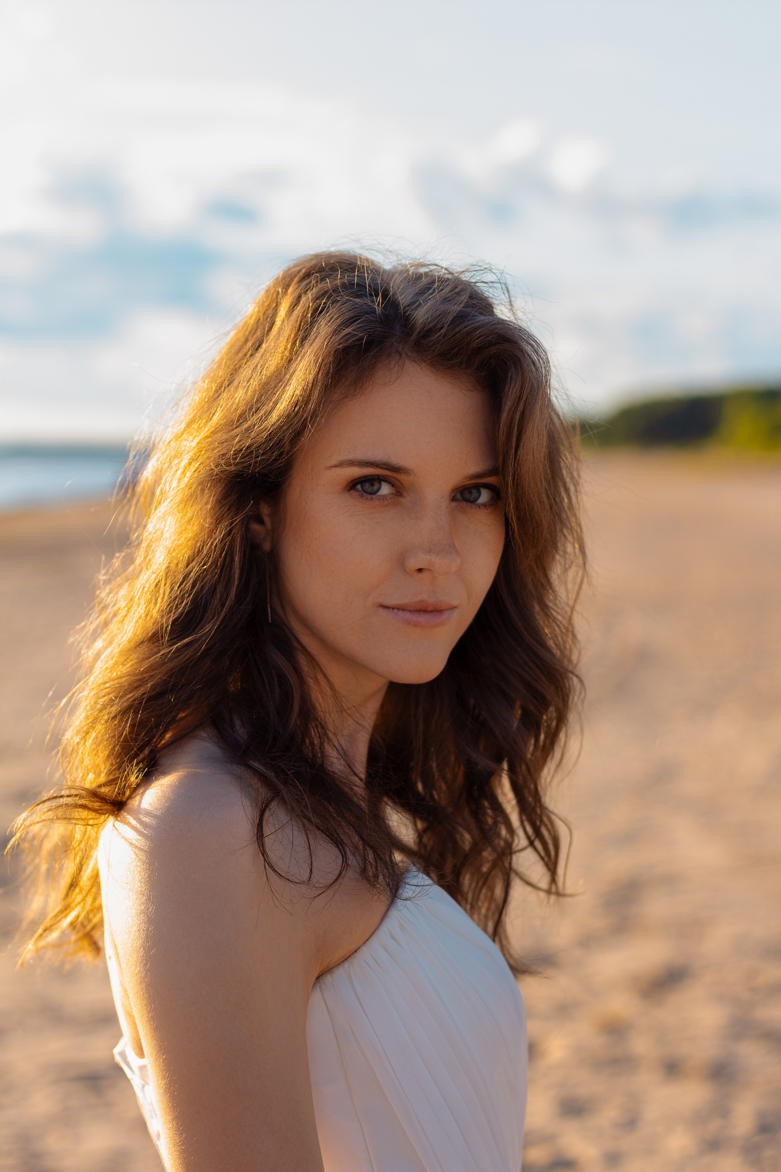 Лучи солнца на волосах. Портретное фото девушки. Девушка на закате в лучах солнца. 